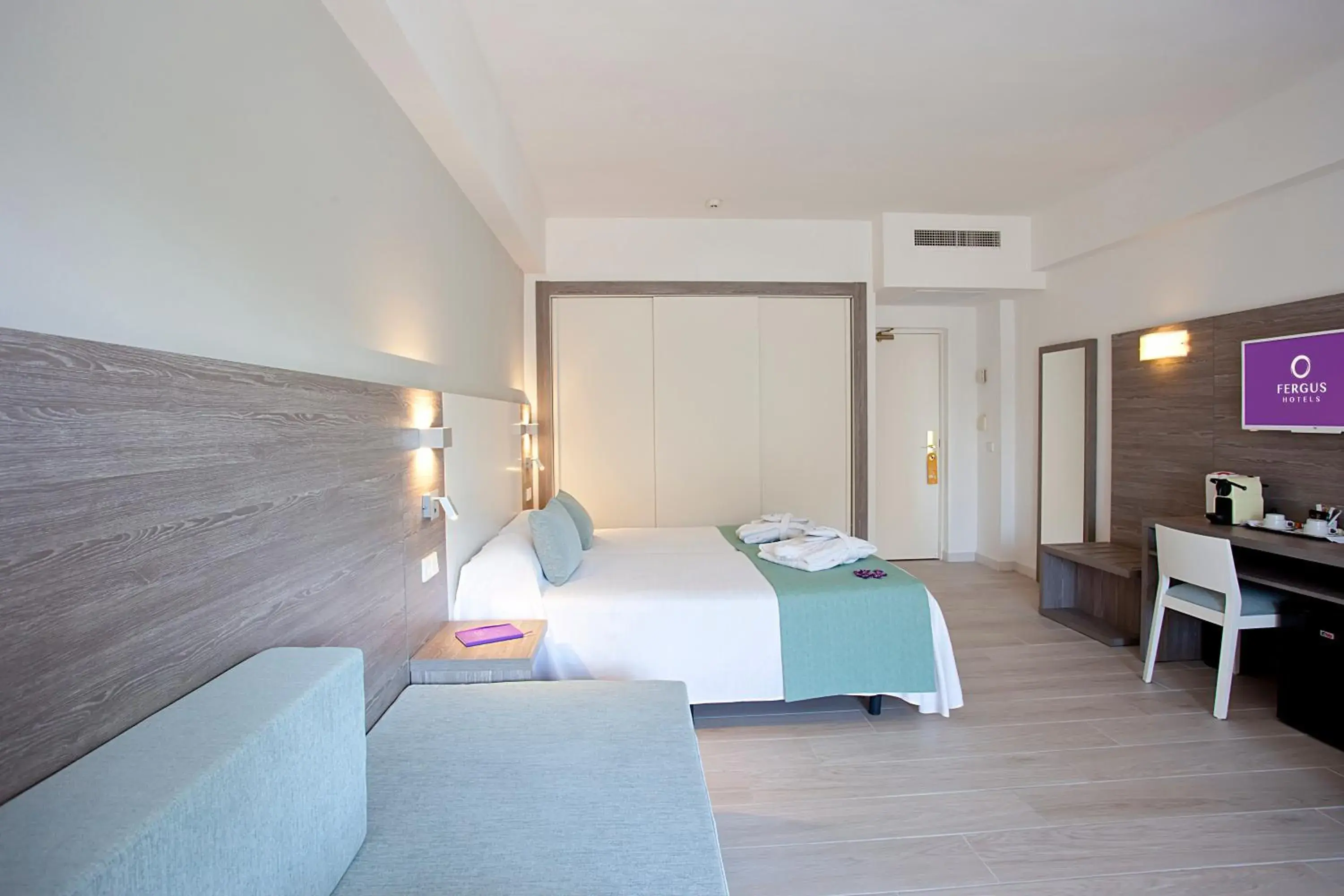 Bedroom, Bed in FERGUS Bermudas Bedroom, Bed in FERGUS Bermudas