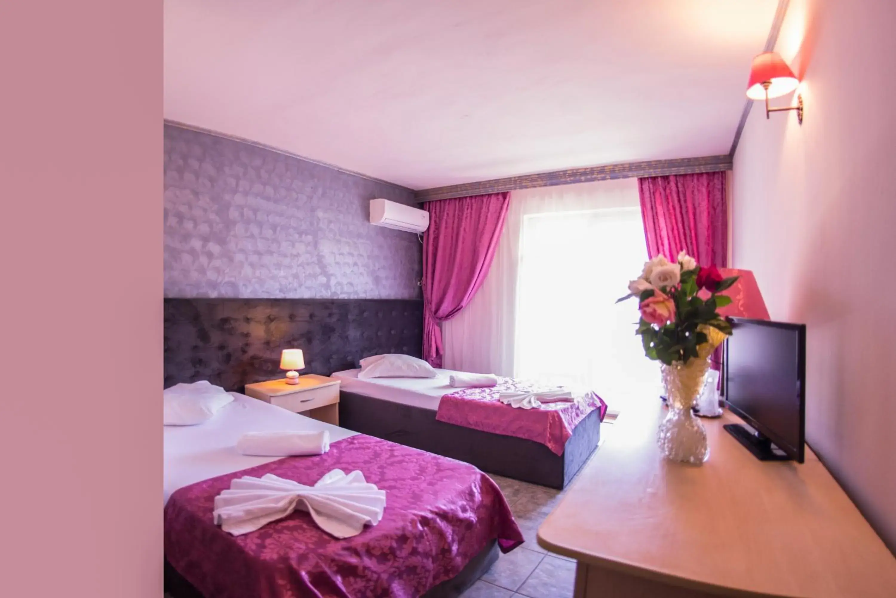 Photo of the whole room, Bed in Voila Mamaia Photo of the whole room, Bed in Voila Mamaia