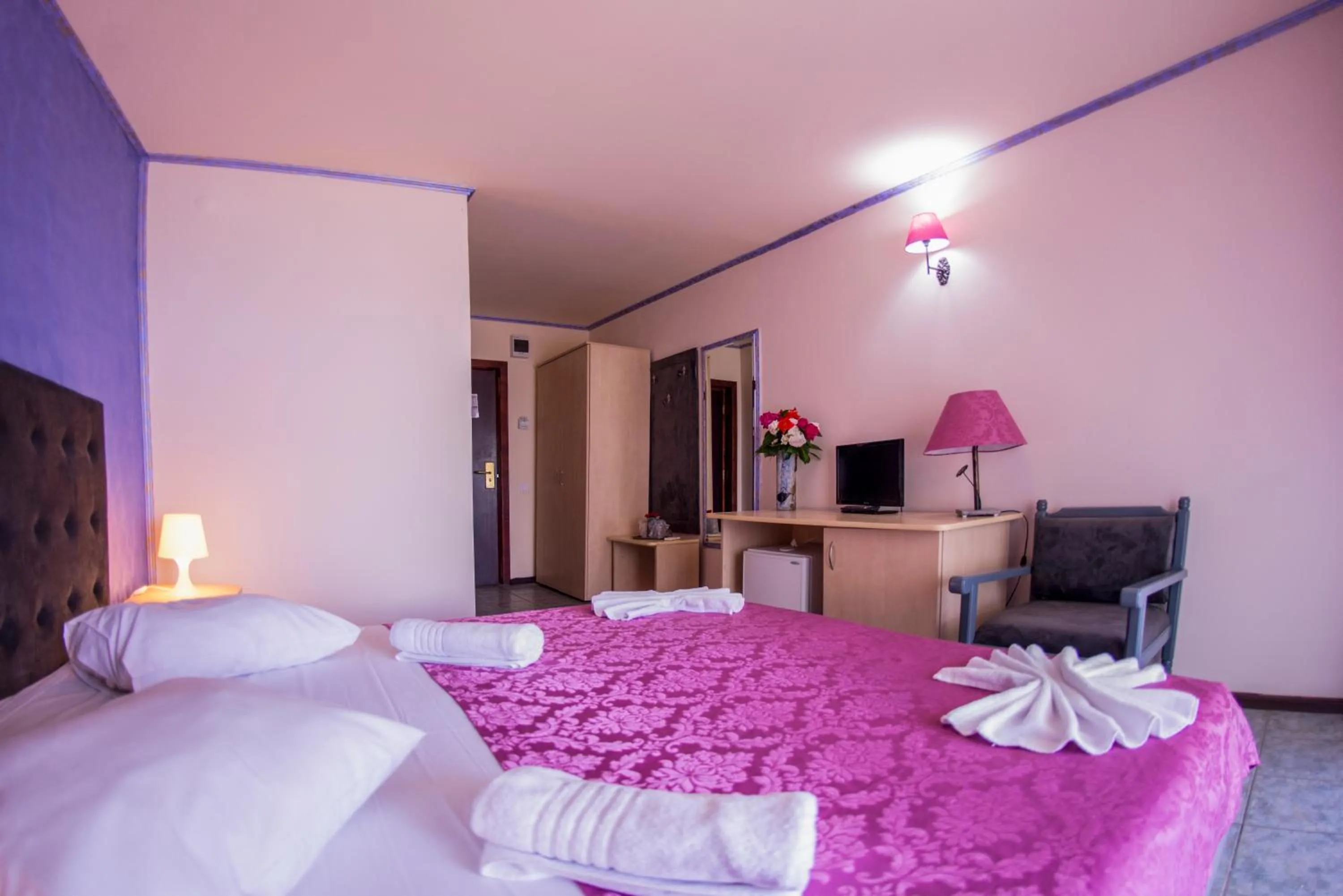 Photo of the whole room, Bed in Voila Mamaia