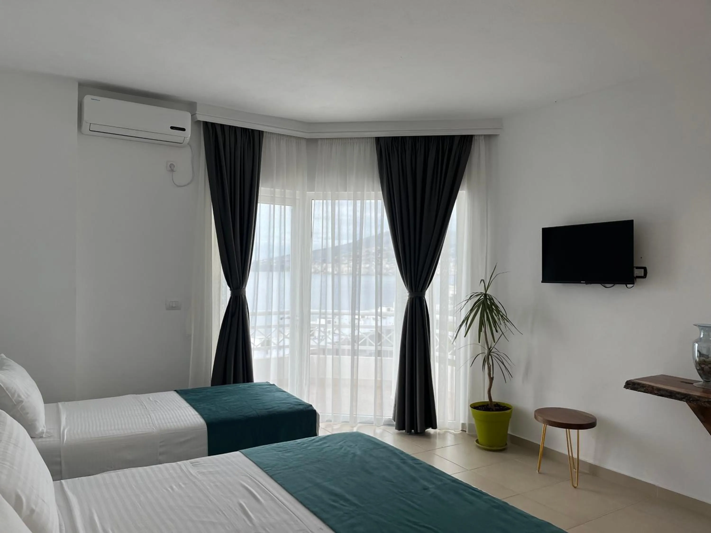 Deluxe Triple Room with Sea View in Saranda Hotel