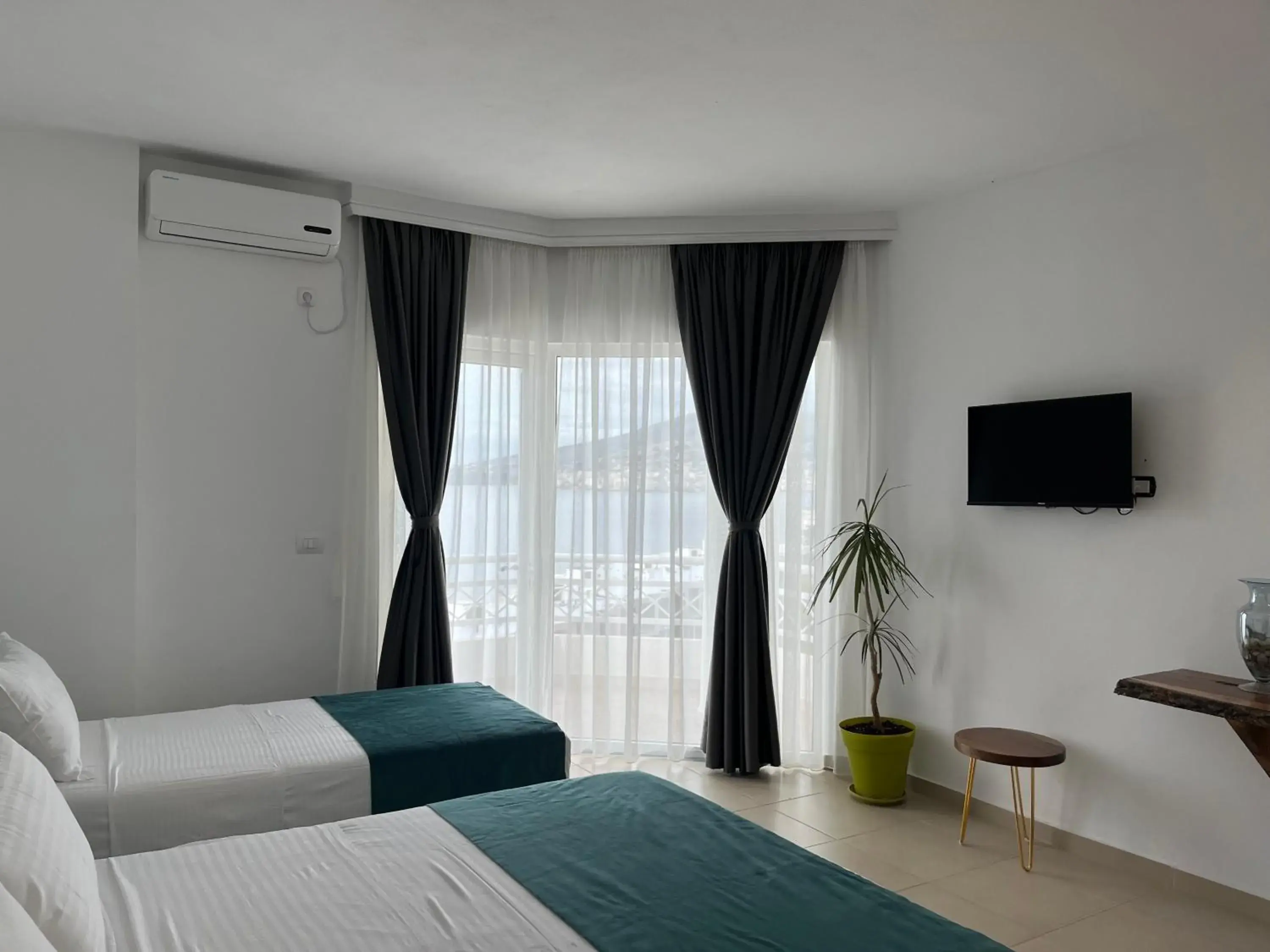 Deluxe Triple Room with Sea View in Saranda Hotel Deluxe Triple Room with Sea View in Saranda Hotel