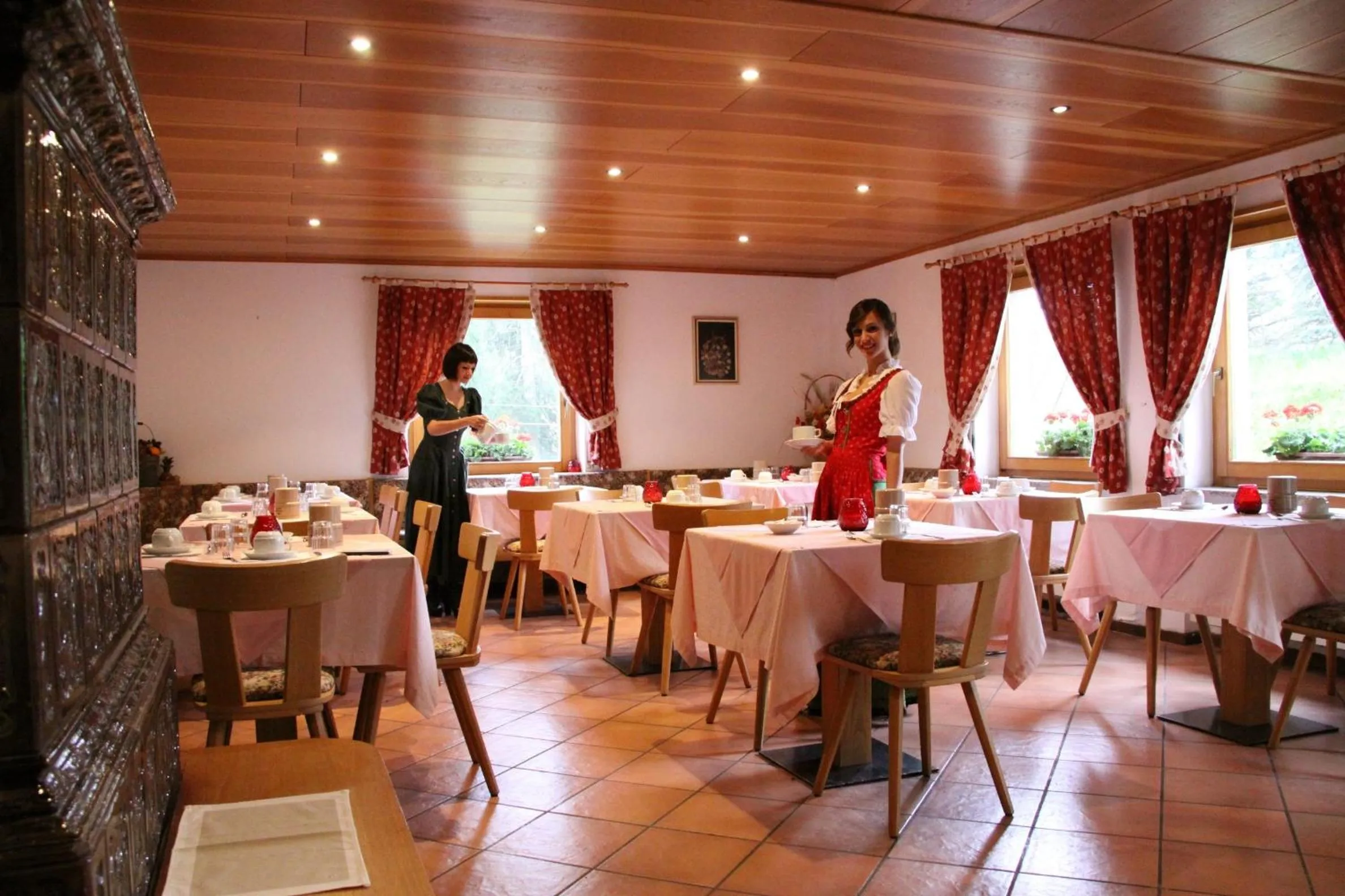 Restaurant/places to eat in Garni Biancaneve Ruffrè-Mendola