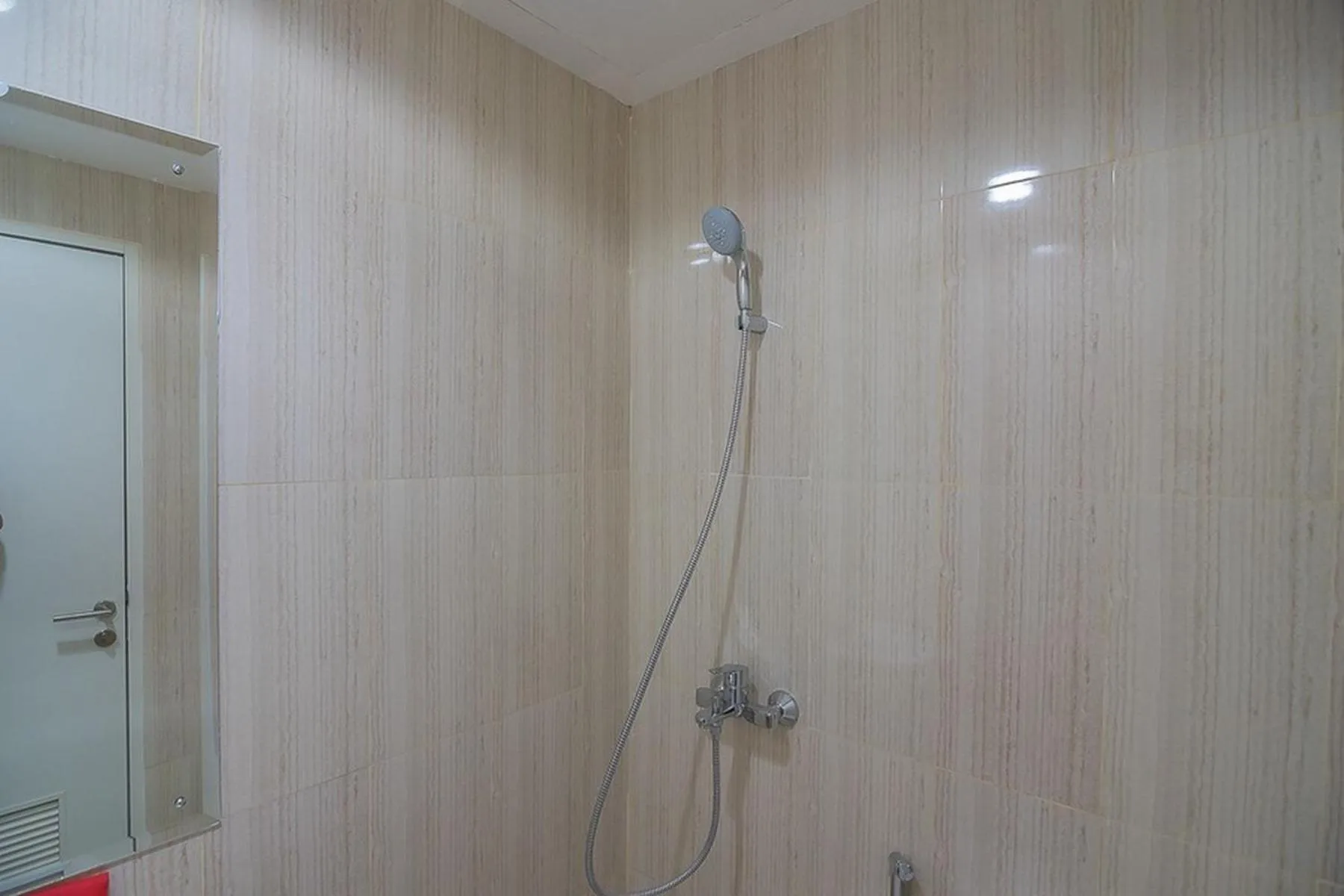 Bathroom in RedDoorz Apartment @ Sentul Tower