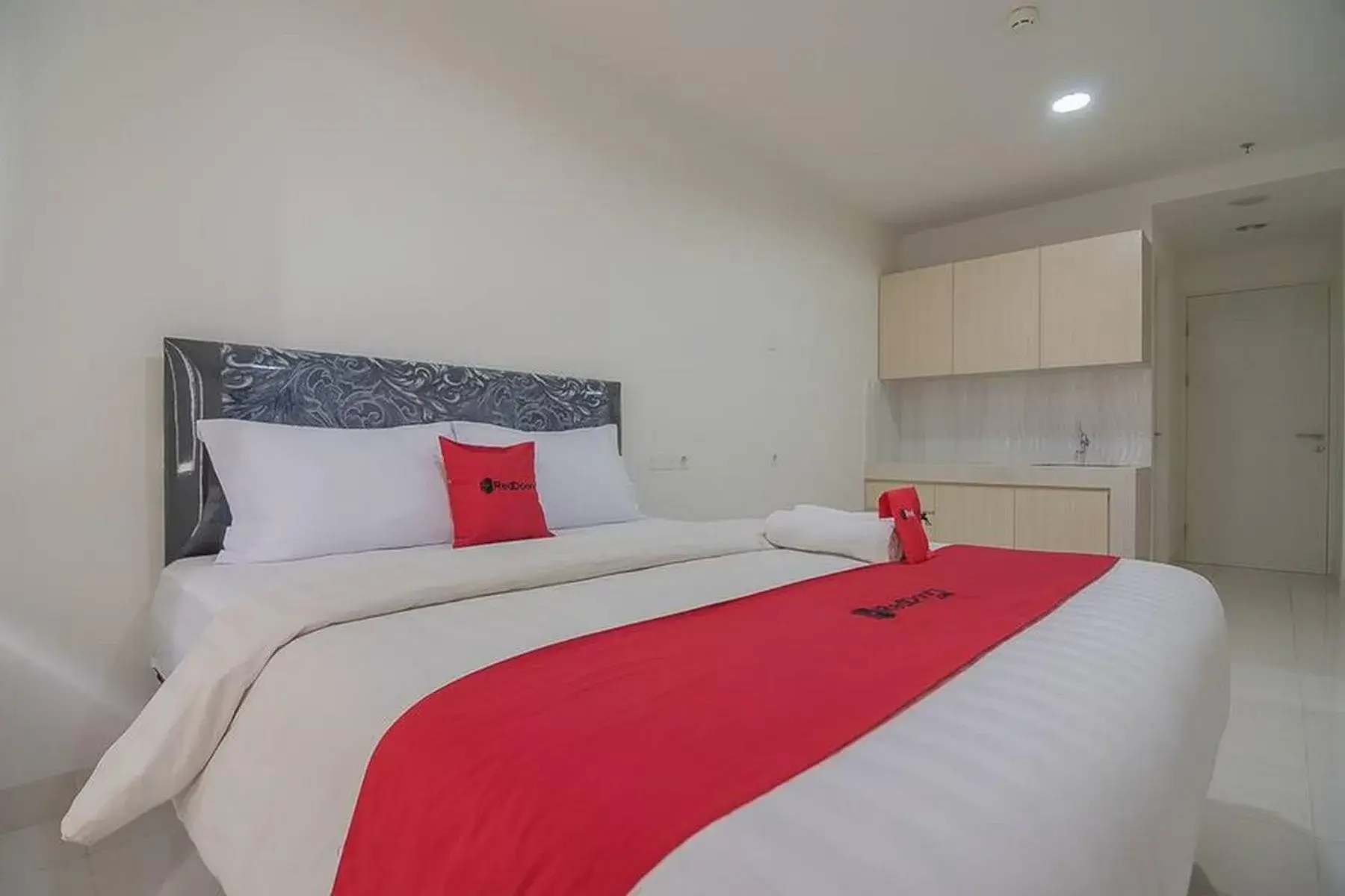 Bedroom, Bed in RedDoorz Apartment @ Sentul Tower Bedroom, Bed in RedDoorz Apartment @ Sentul Tower