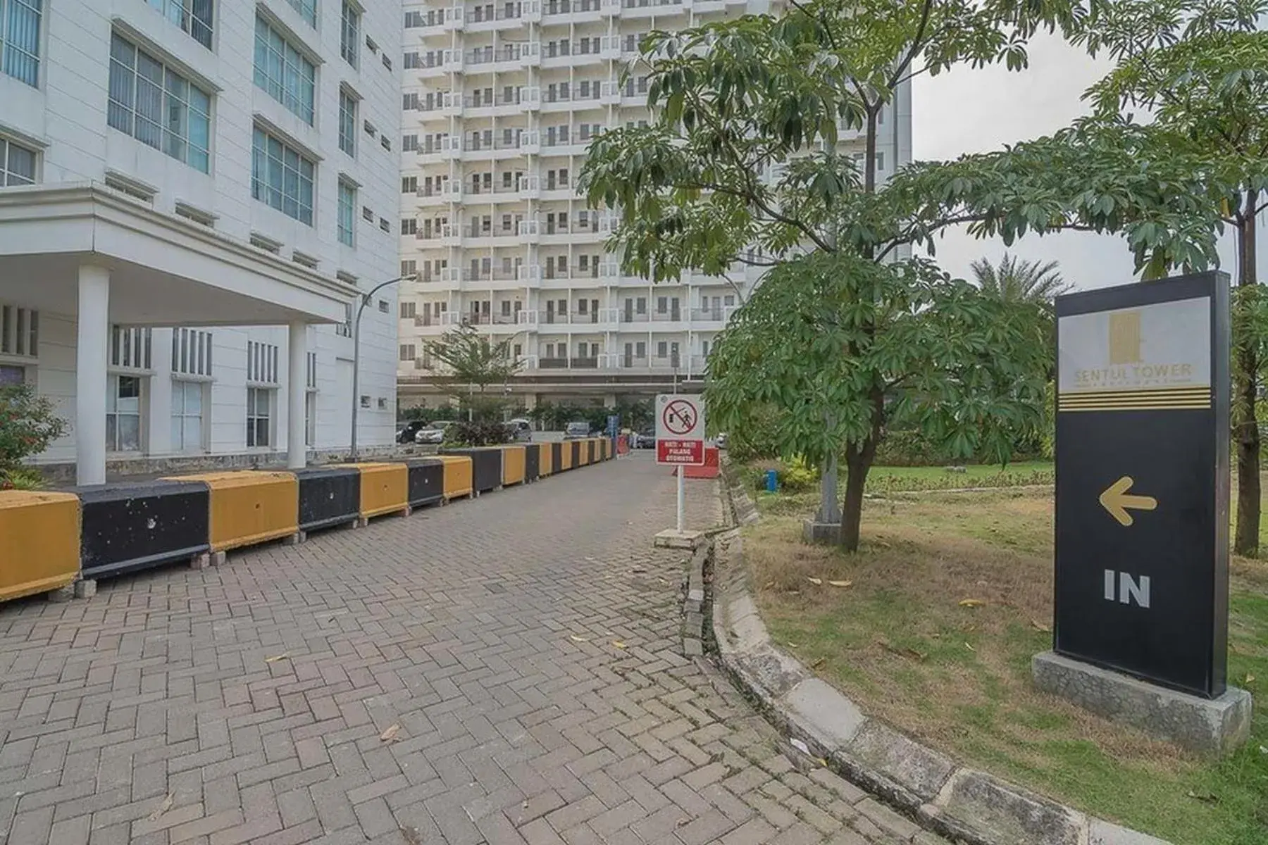 Facade/entrance in RedDoorz Apartment @ Sentul Tower Facade/entrance in RedDoorz Apartment @ Sentul Tower