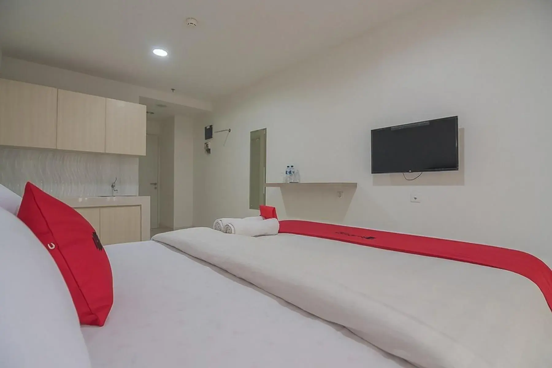 TV and multimedia, Bed in RedDoorz Apartment @ Sentul Tower TV and multimedia, Bed in RedDoorz Apartment @ Sentul Tower