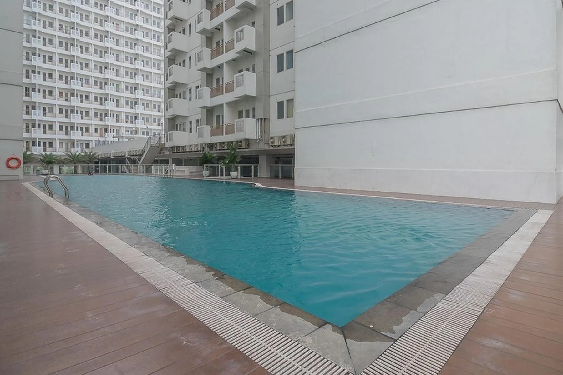Swimming pool in RedDoorz Apartment @ Sentul Tower