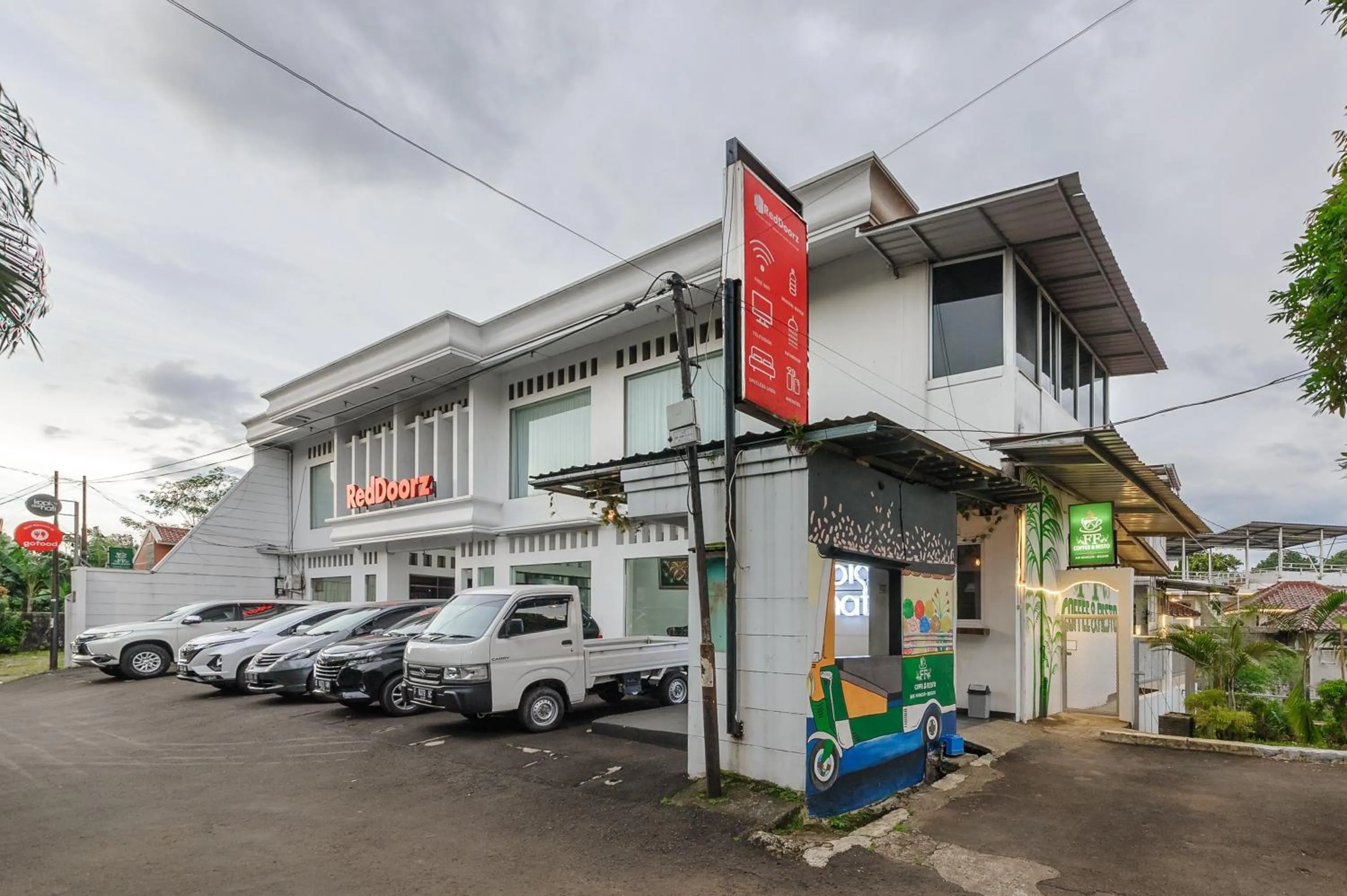 Facade/entrance in RedDoorz Syariah near Taman Air Mancur Bogor