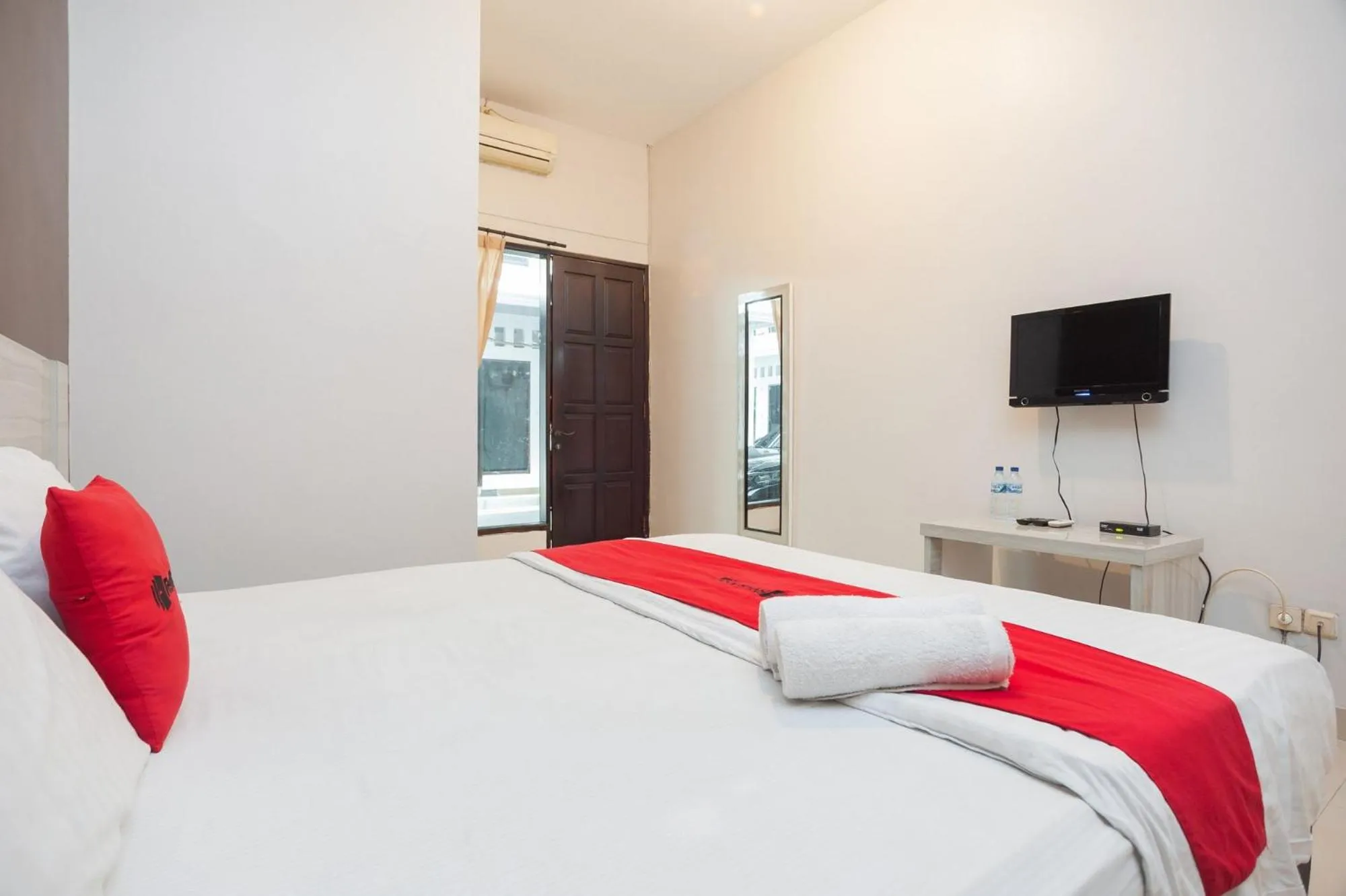 Bed in RedDoorz Syariah near Taman Air Mancur Bogor