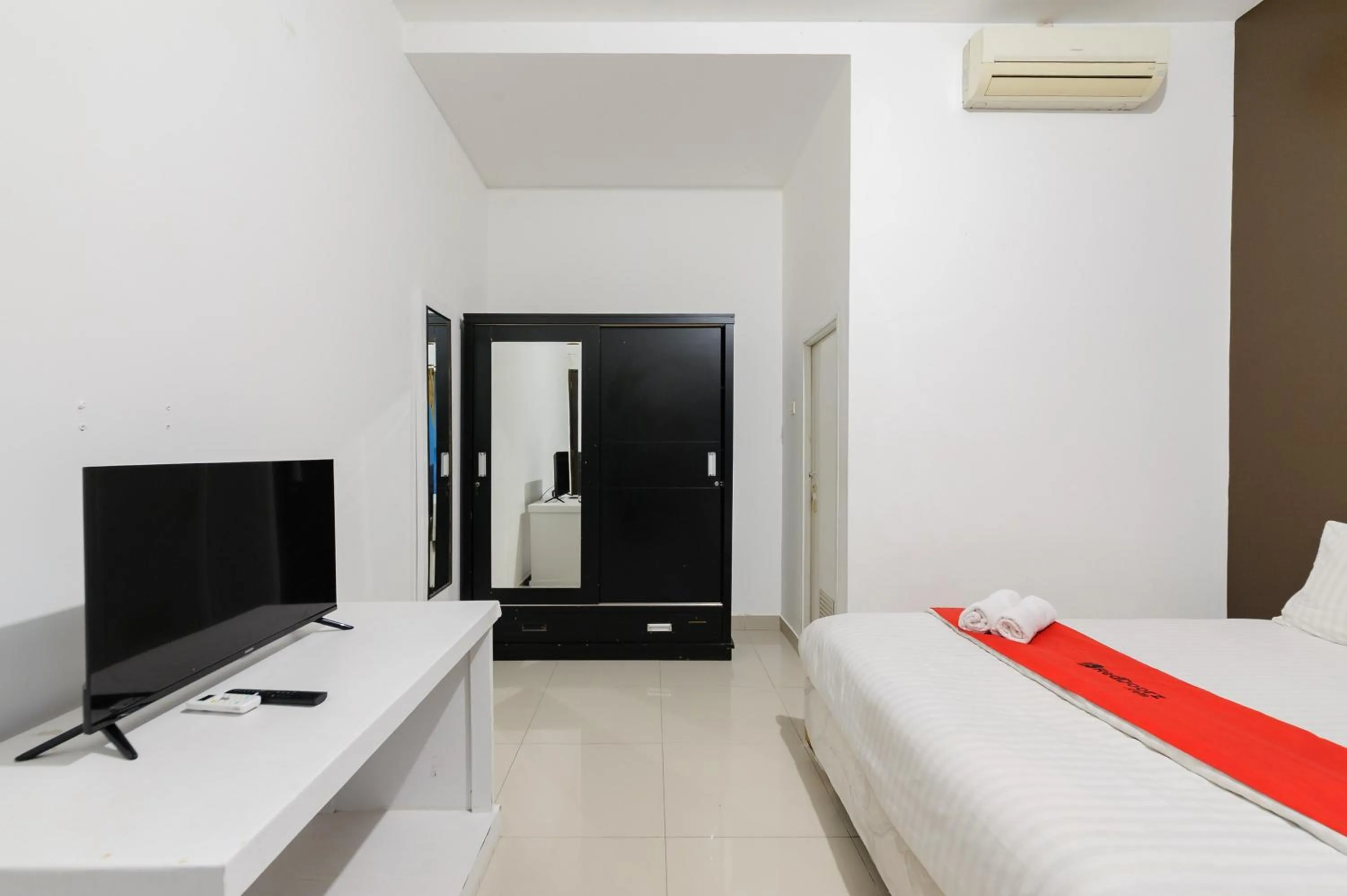 Bedroom, Bed in RedDoorz Syariah near Taman Air Mancur Bogor