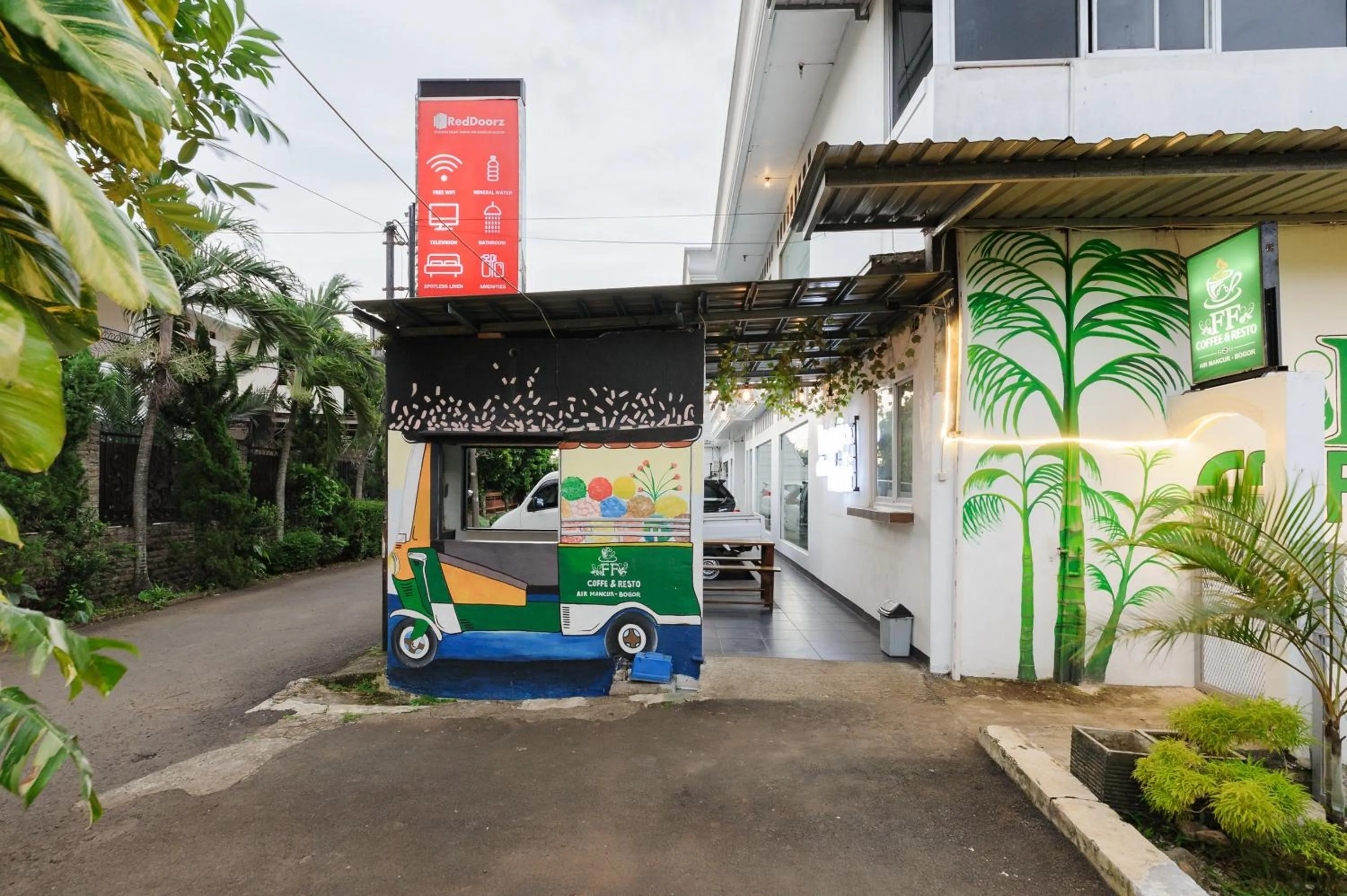 Property building in RedDoorz Syariah near Taman Air Mancur Bogor