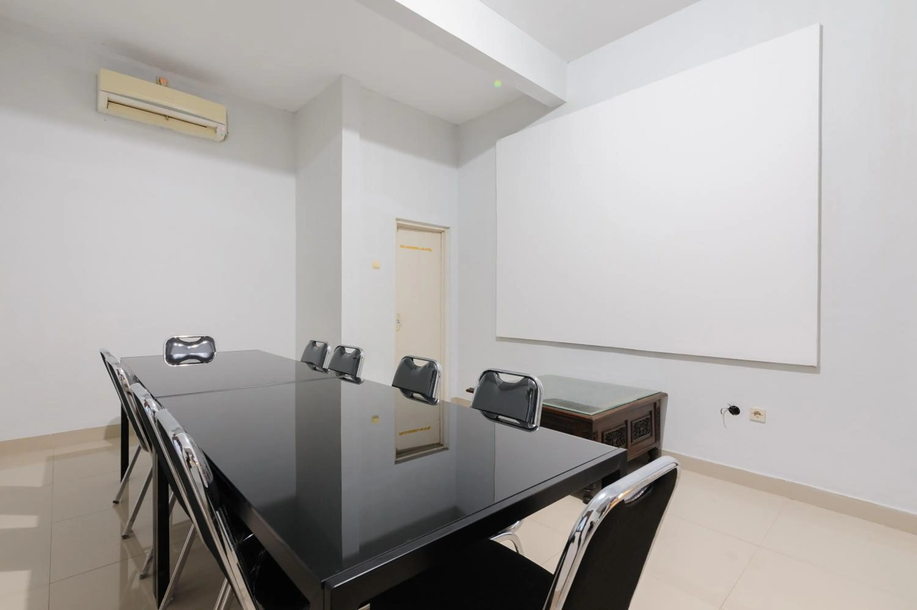 Seating area in RedDoorz Syariah near Taman Air Mancur Bogor