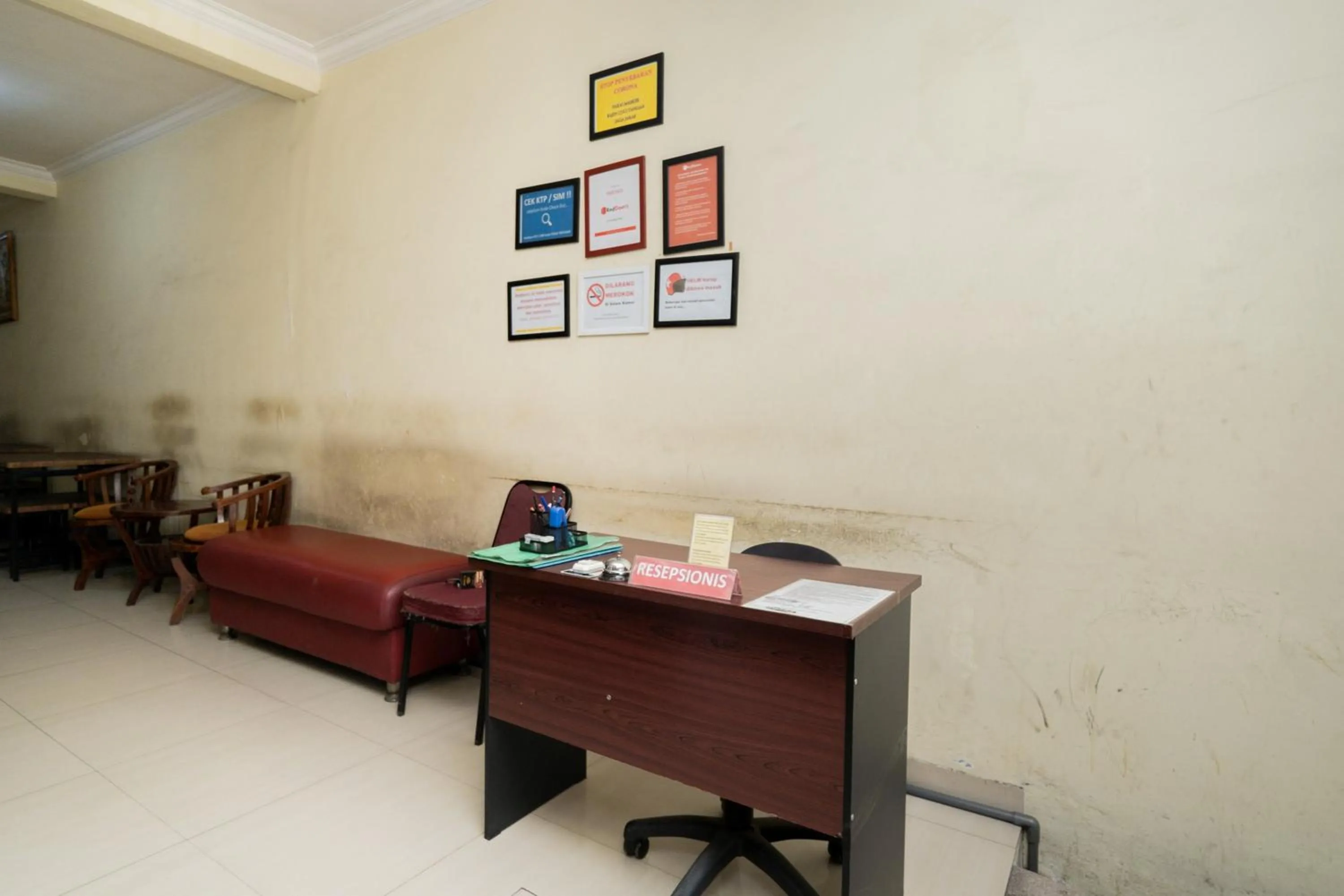 Seating area in RedDoorz near Surabaya Town Square
