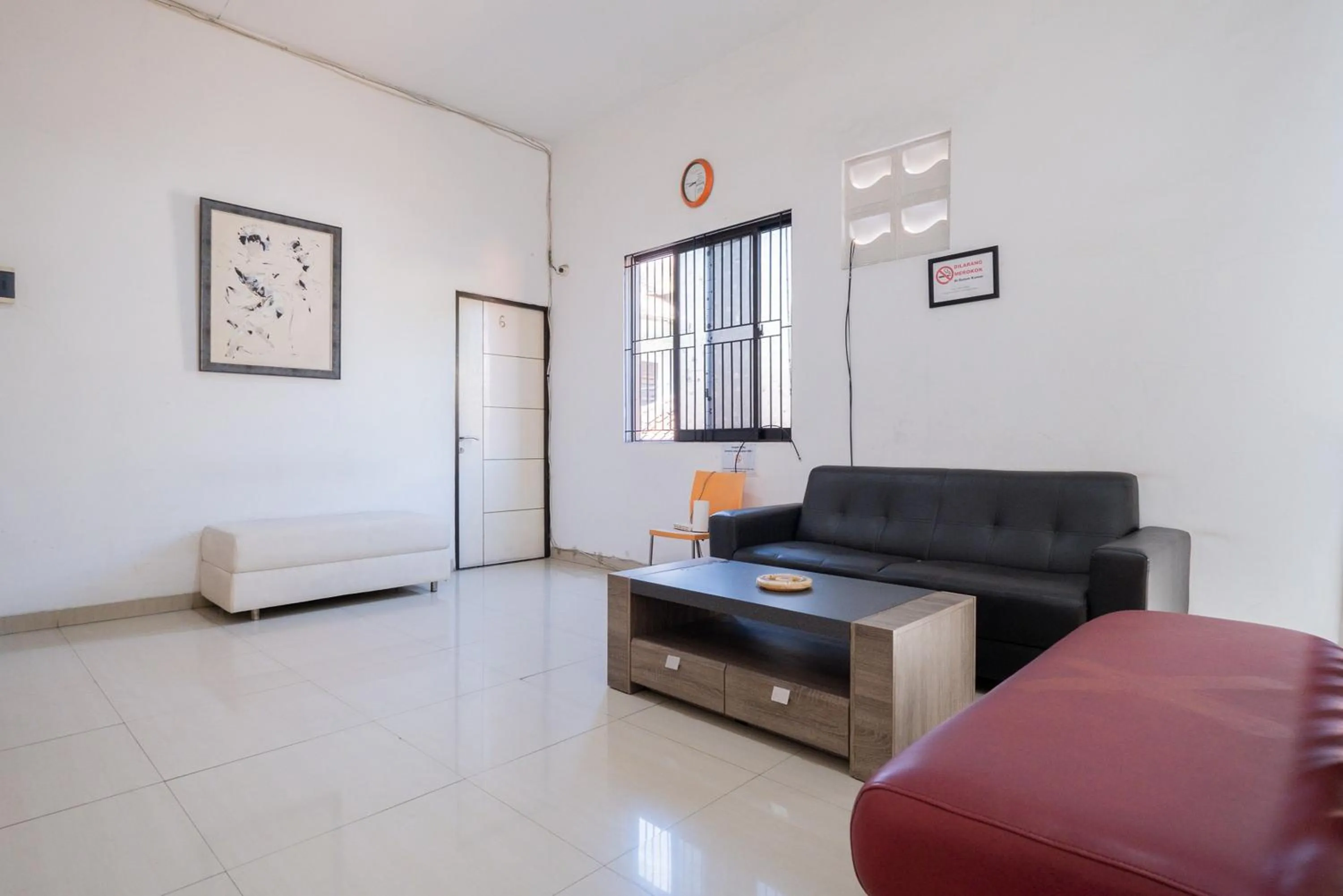 Seating area in RedDoorz near Surabaya Town Square