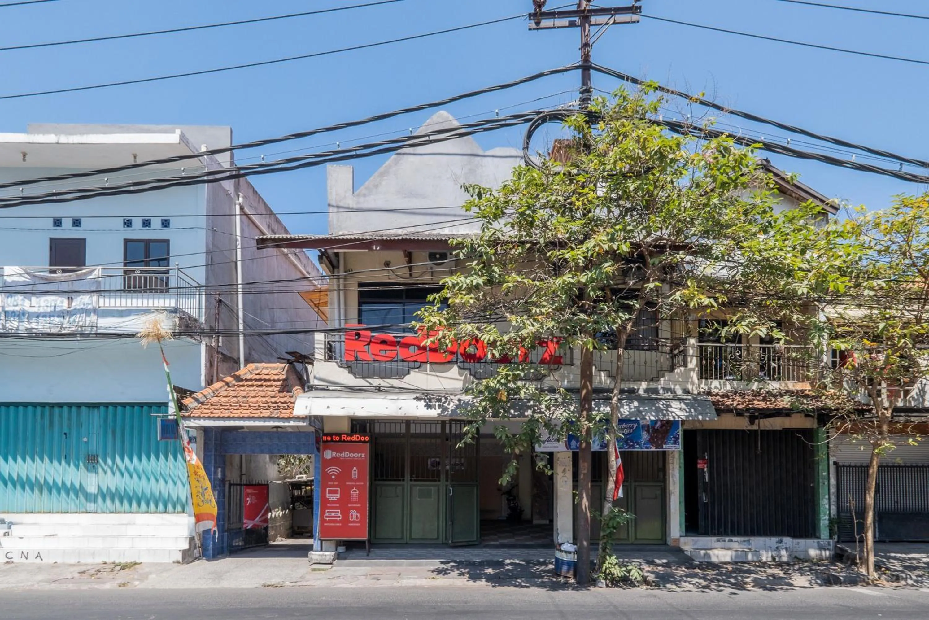 Property building in RedDoorz near Surabaya Town Square