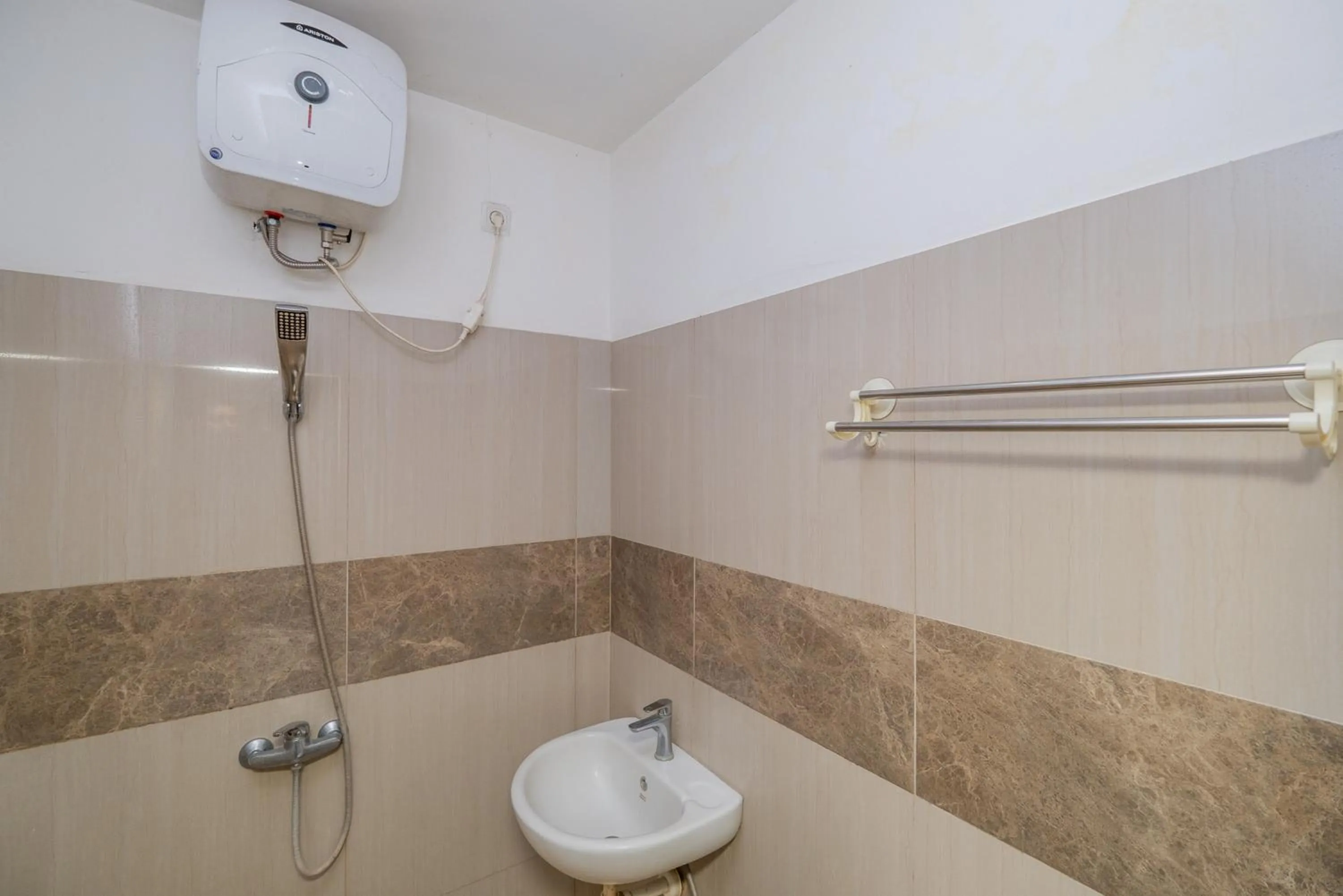 Shower in RedDoorz near Surabaya Town Square