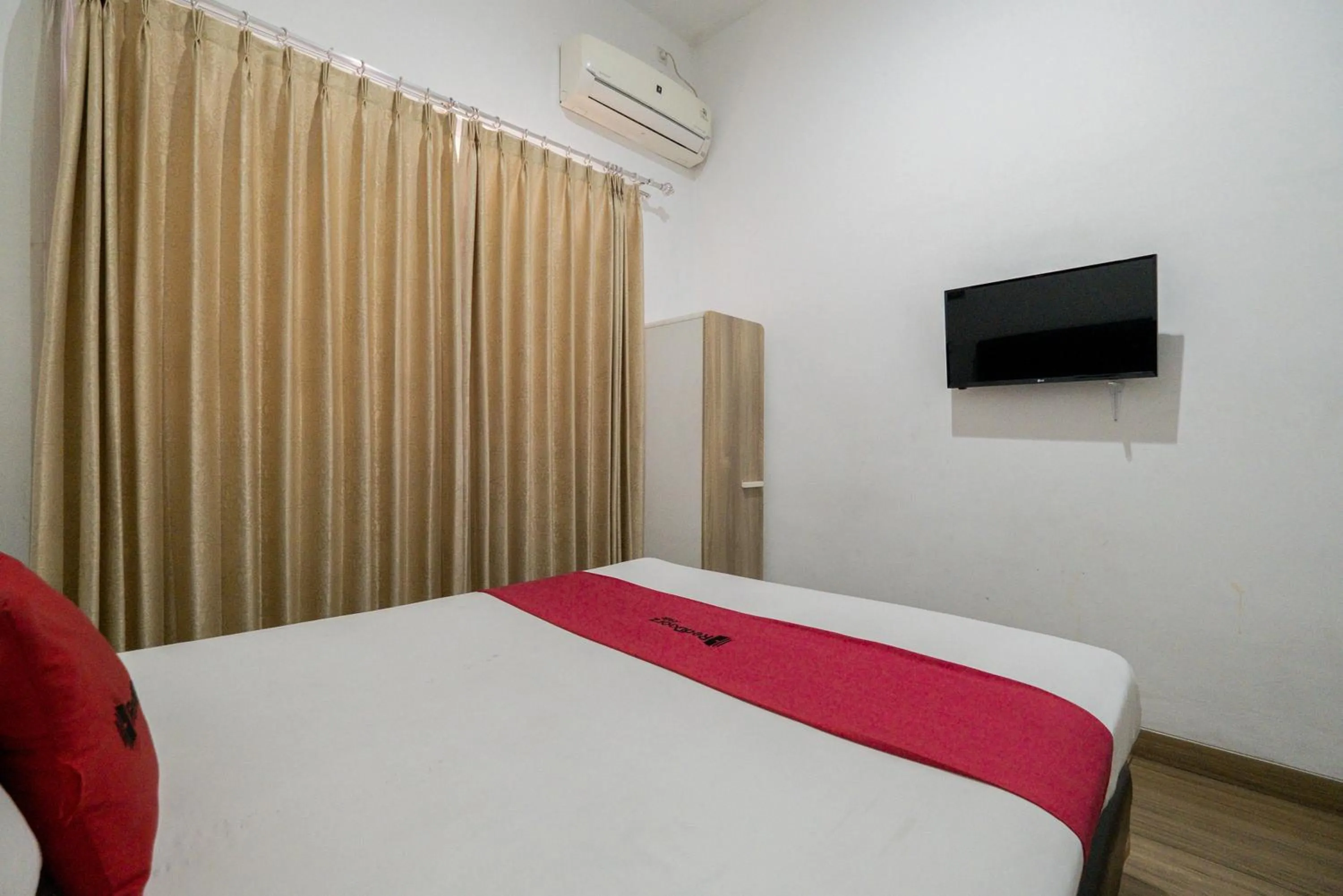 Bed in RedDoorz near Surabaya Town Square