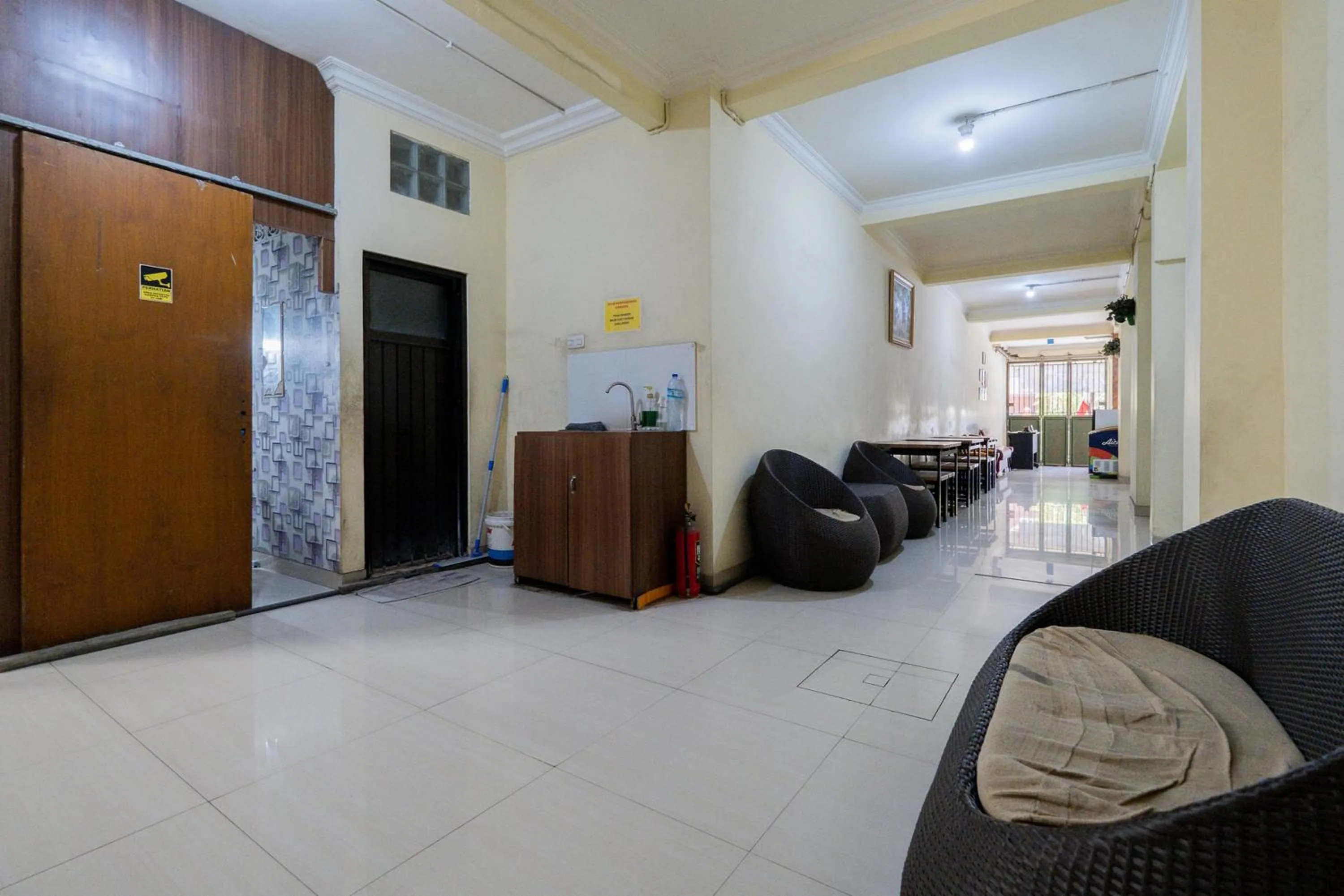 Seating area in RedDoorz near Surabaya Town Square