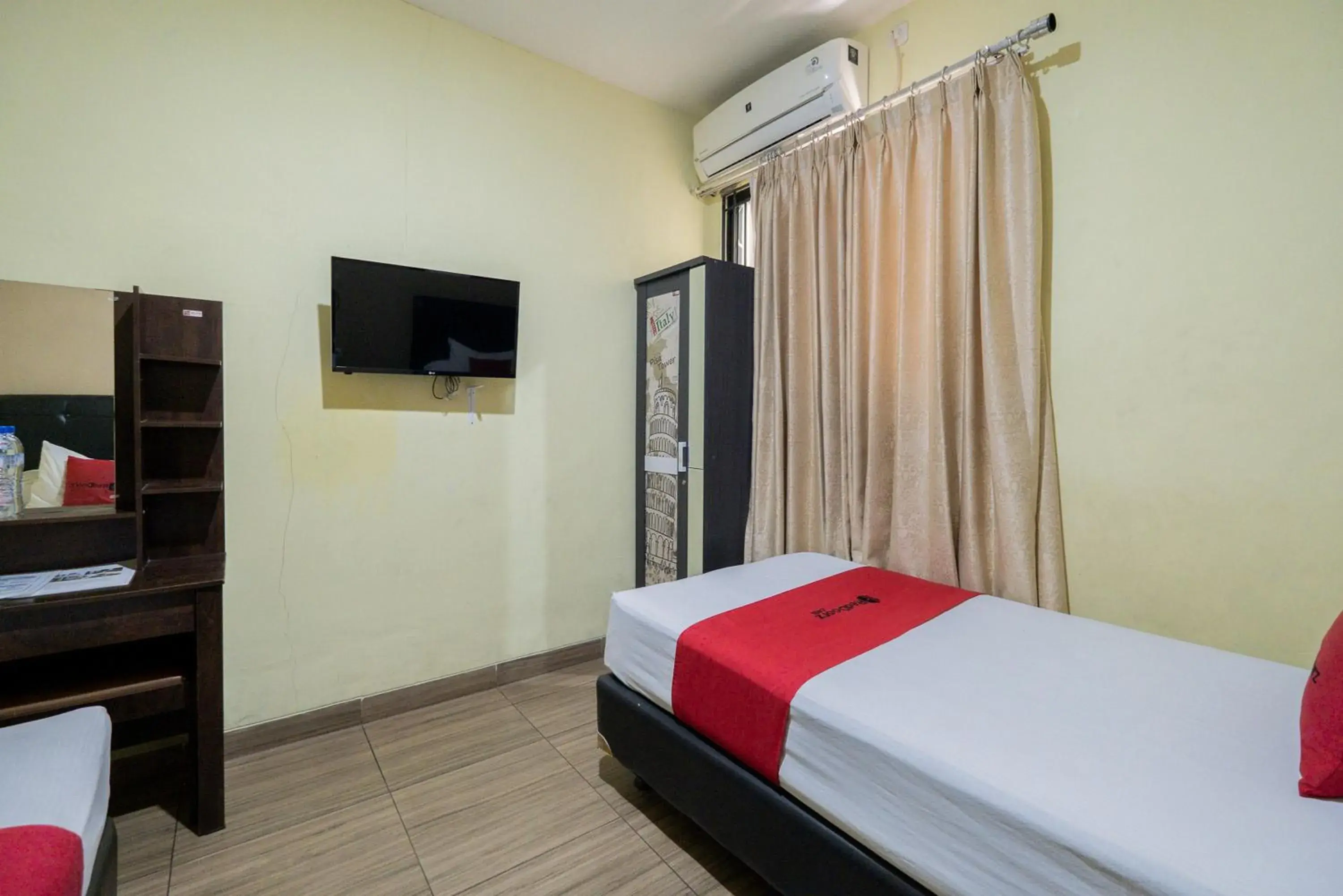 Twin Room in RedDoorz near Surabaya Town Square Twin Room in RedDoorz near Surabaya Town Square