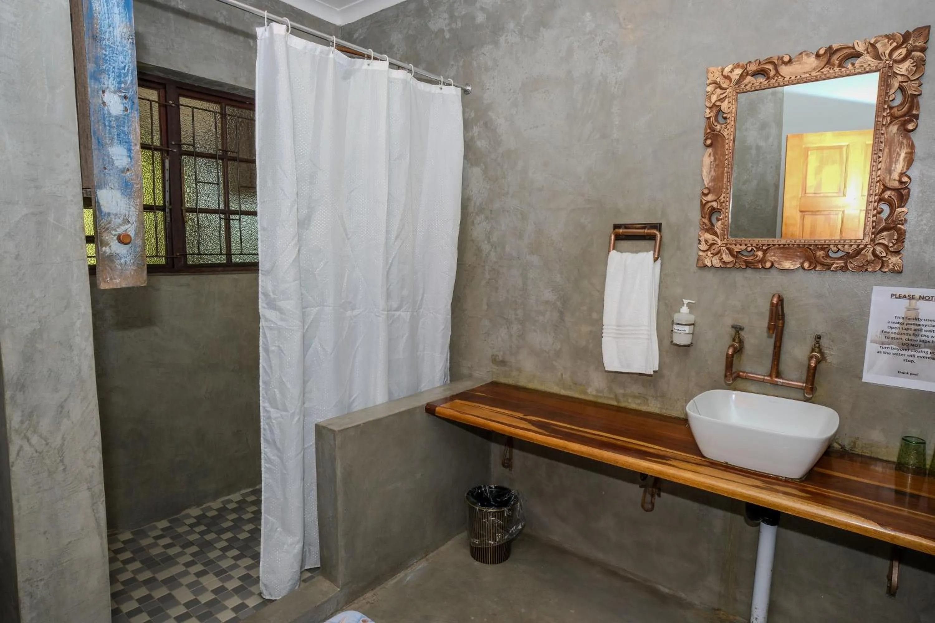 Shower in Marlin Lodge St Lucia