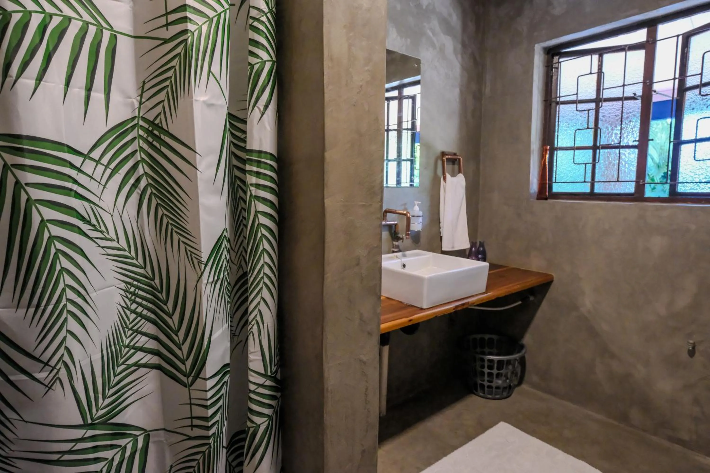 Shower in Marlin Lodge St Lucia