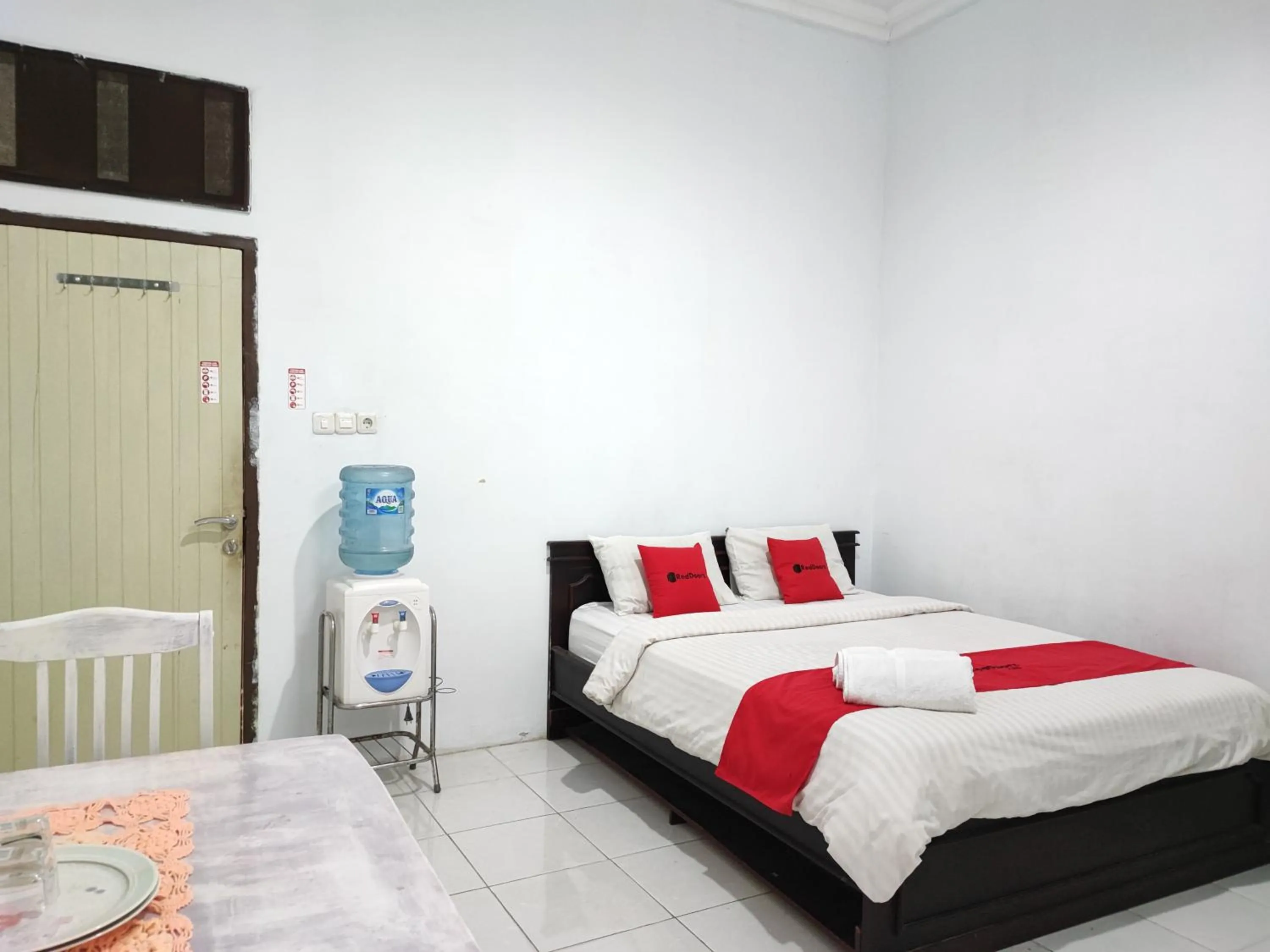 Bedroom, Bed in RedDoorz Syariah near Universitas Batanghari Jambi
