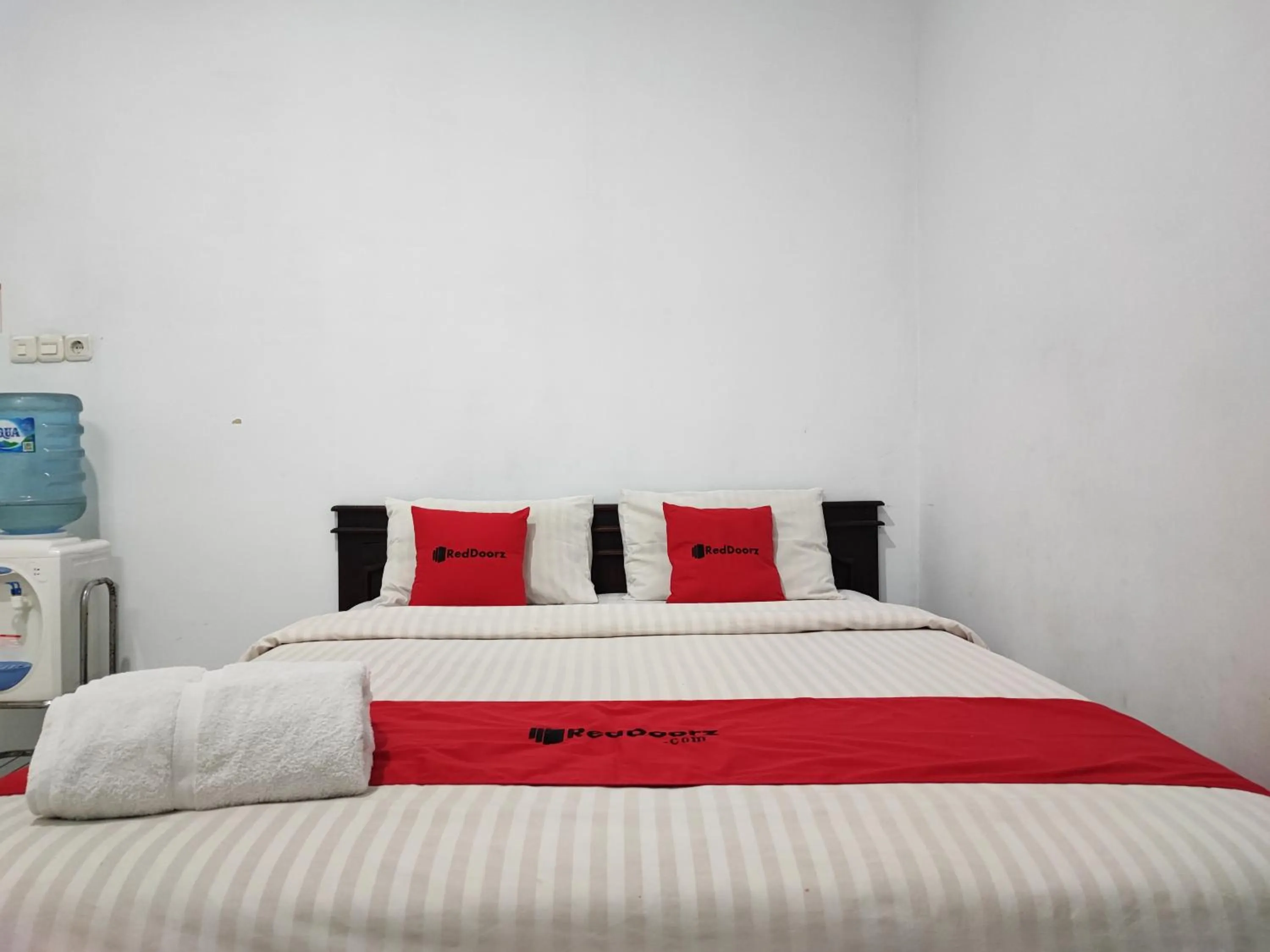 Bedroom, Bed in RedDoorz Syariah near Universitas Batanghari Jambi