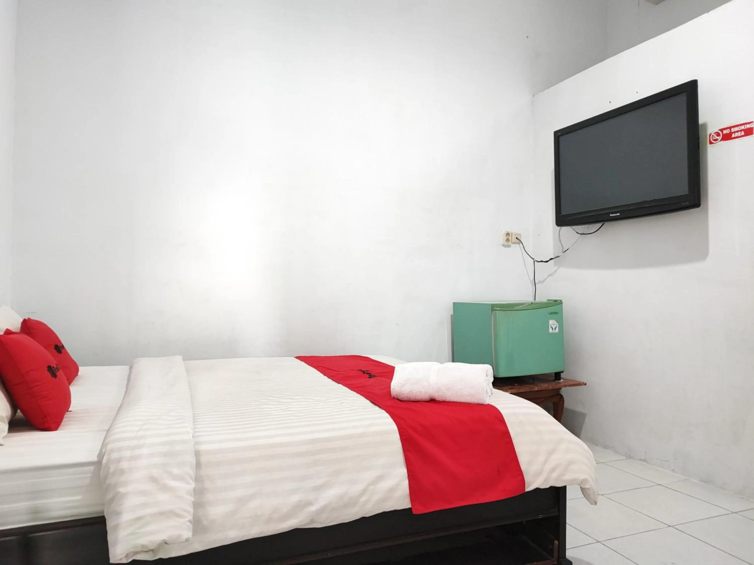 Bedroom, Bed in RedDoorz Syariah near Universitas Batanghari Jambi
