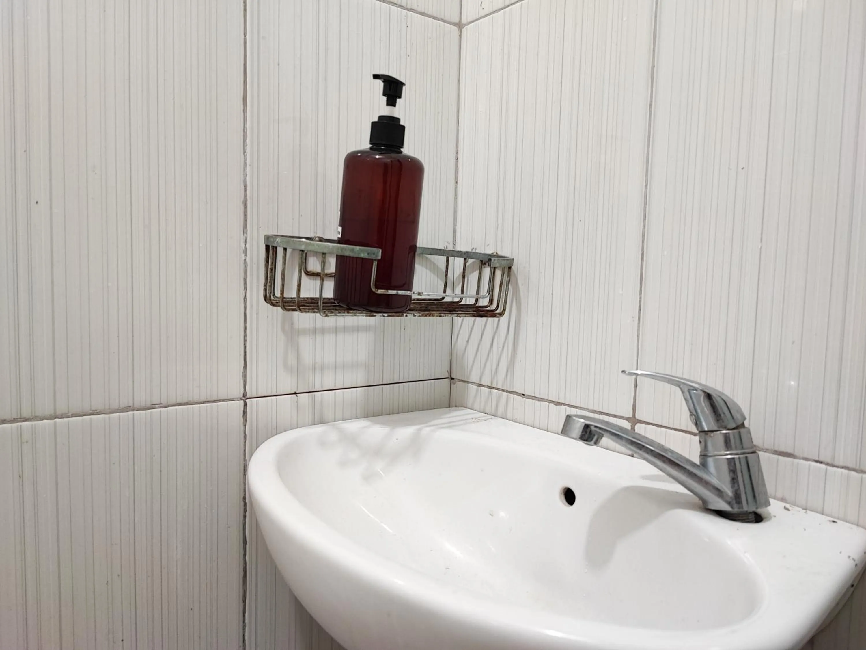 Bathroom in RedDoorz Syariah near Universitas Batanghari Jambi