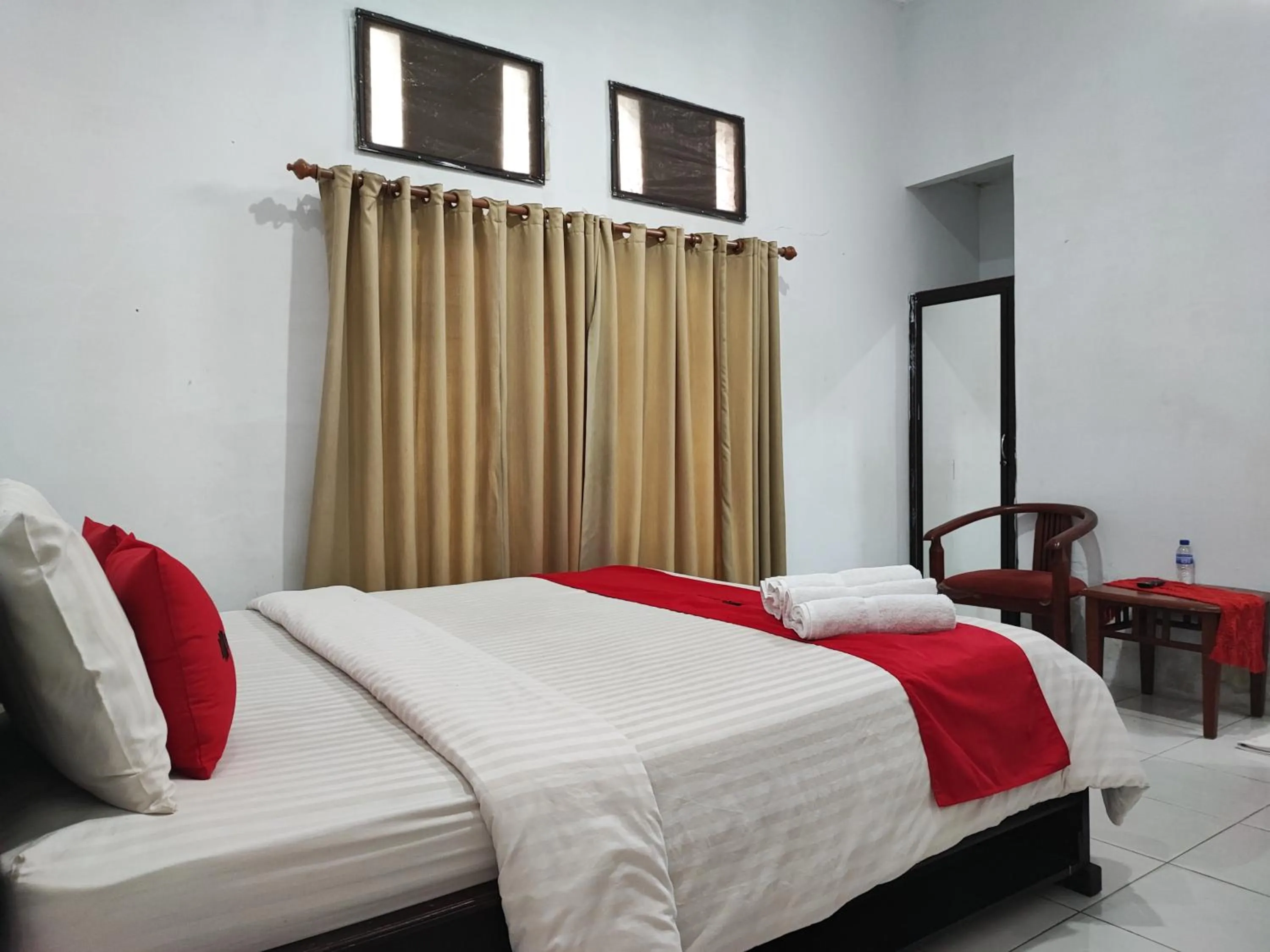 Bedroom, Bed in RedDoorz Syariah near Universitas Batanghari Jambi