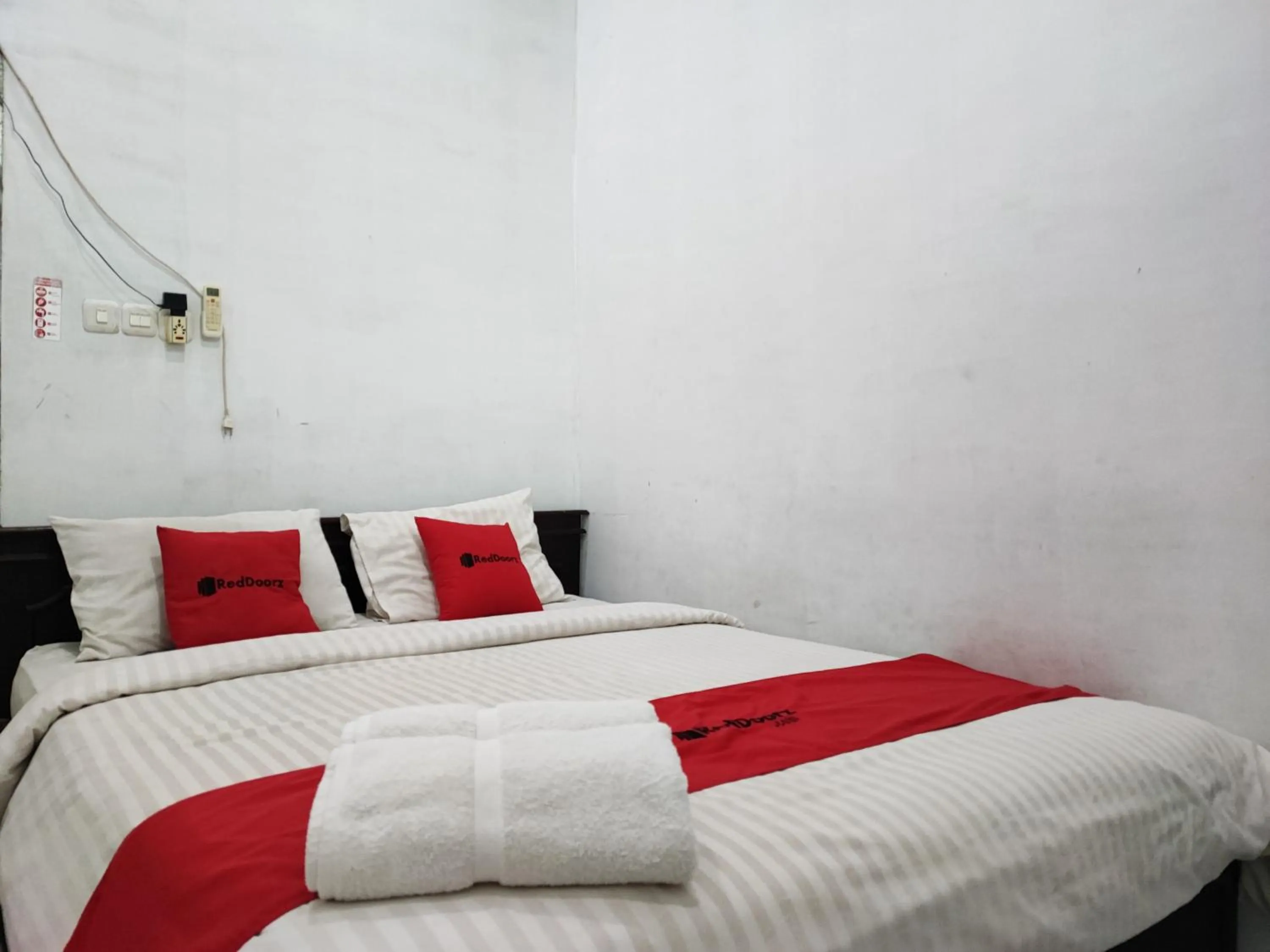 Bedroom, Bed in RedDoorz Syariah near Universitas Batanghari Jambi