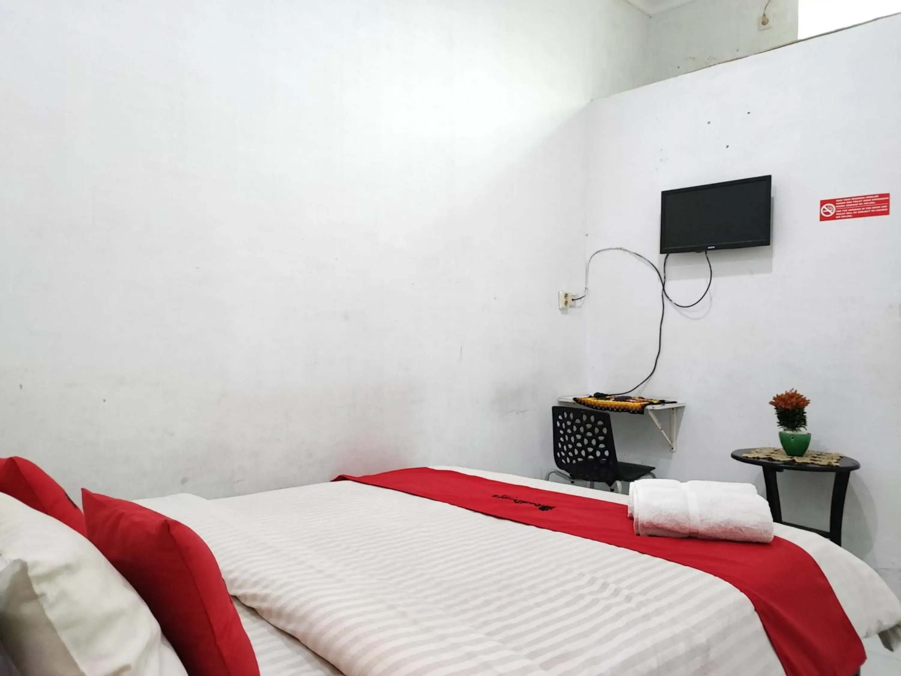 Bedroom, Bed in RedDoorz Syariah near Universitas Batanghari Jambi Bedroom, Bed in RedDoorz Syariah near Universitas Batanghari Jambi