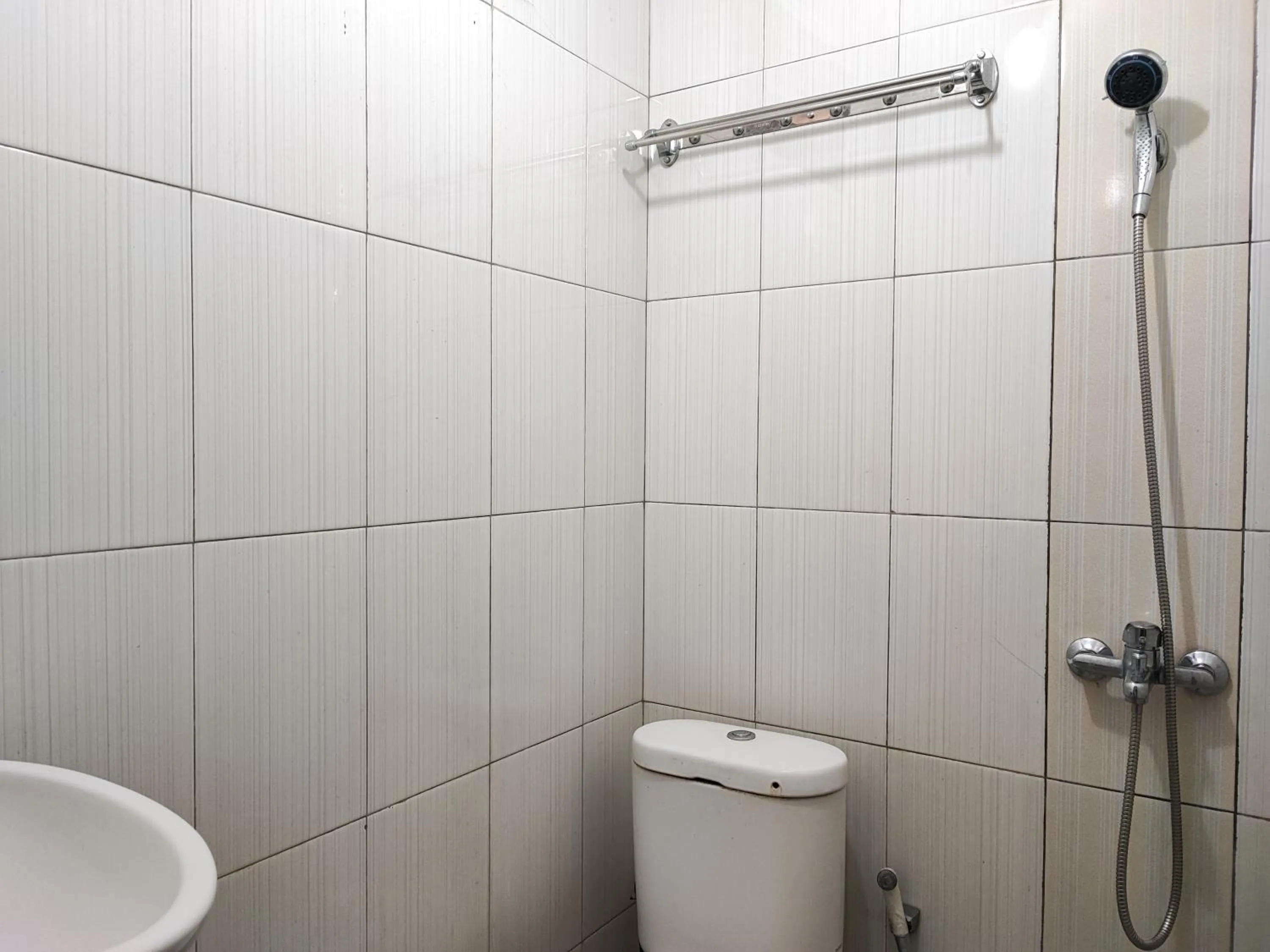 Bathroom in RedDoorz Syariah near Universitas Batanghari Jambi