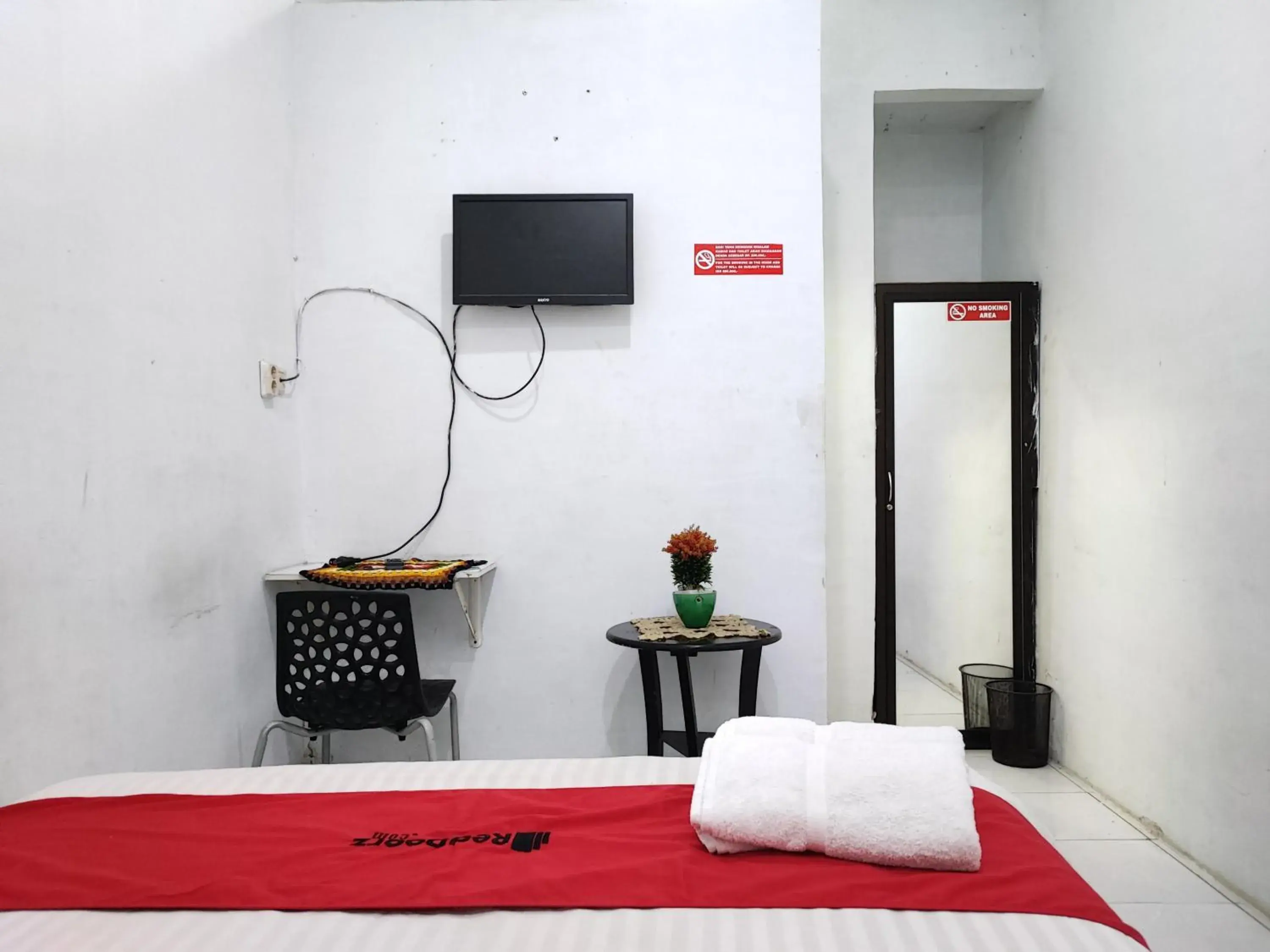 Bedroom, Bed in RedDoorz Syariah near Universitas Batanghari Jambi Bedroom, Bed in RedDoorz Syariah near Universitas Batanghari Jambi