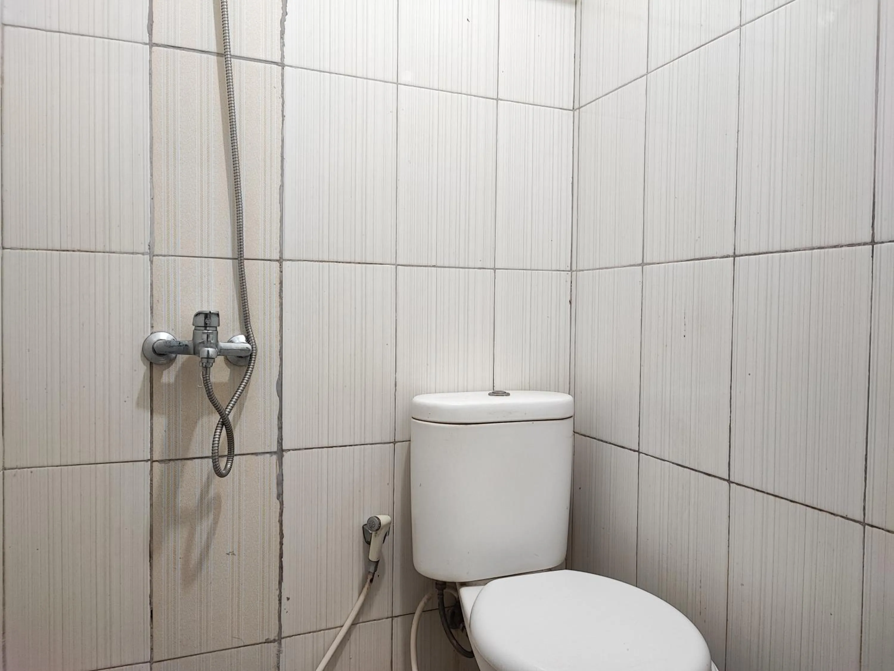 Bathroom in RedDoorz Syariah near Universitas Batanghari Jambi