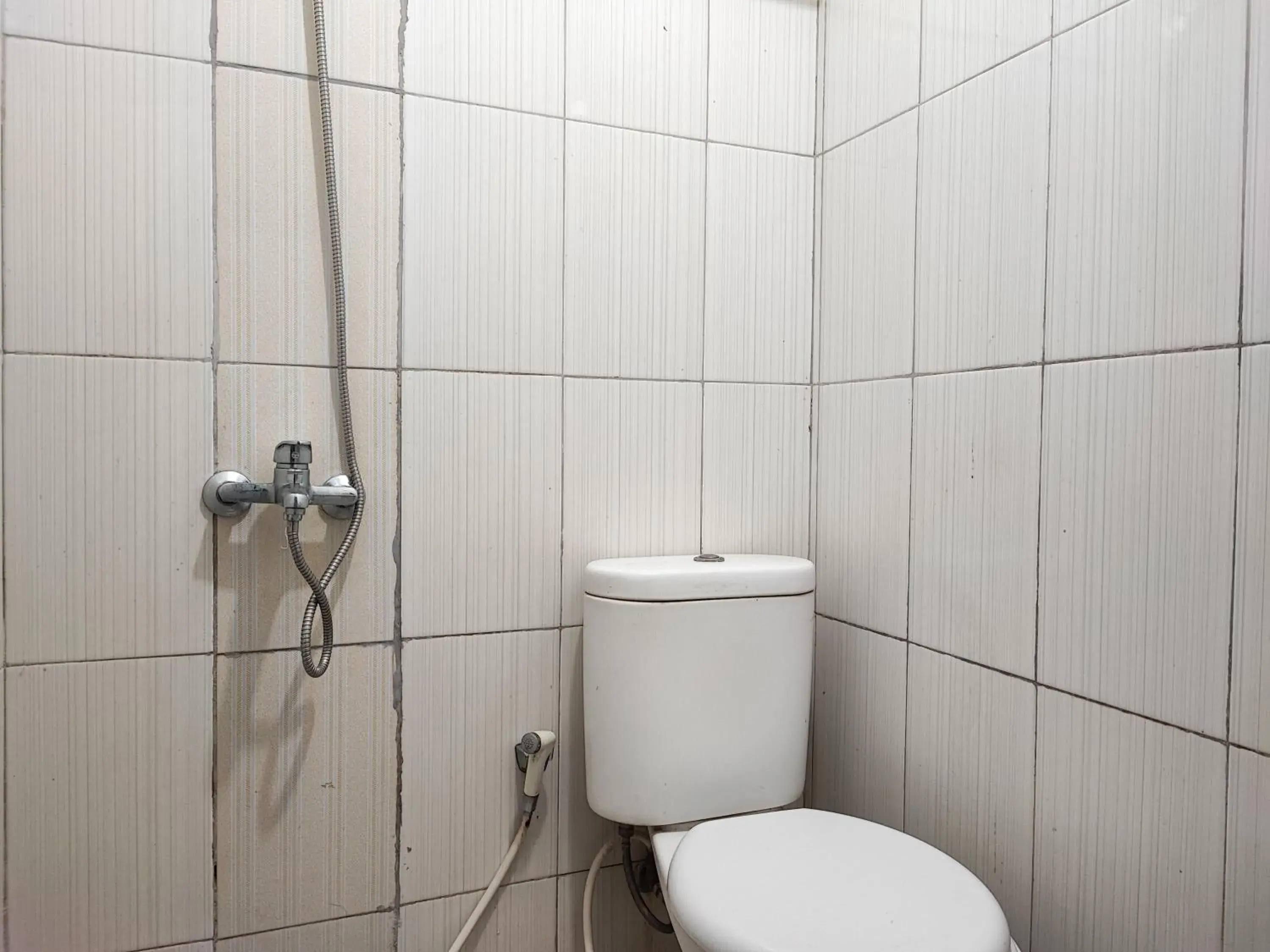 Bathroom in RedDoorz Syariah near Universitas Batanghari Jambi Bathroom in RedDoorz Syariah near Universitas Batanghari Jambi