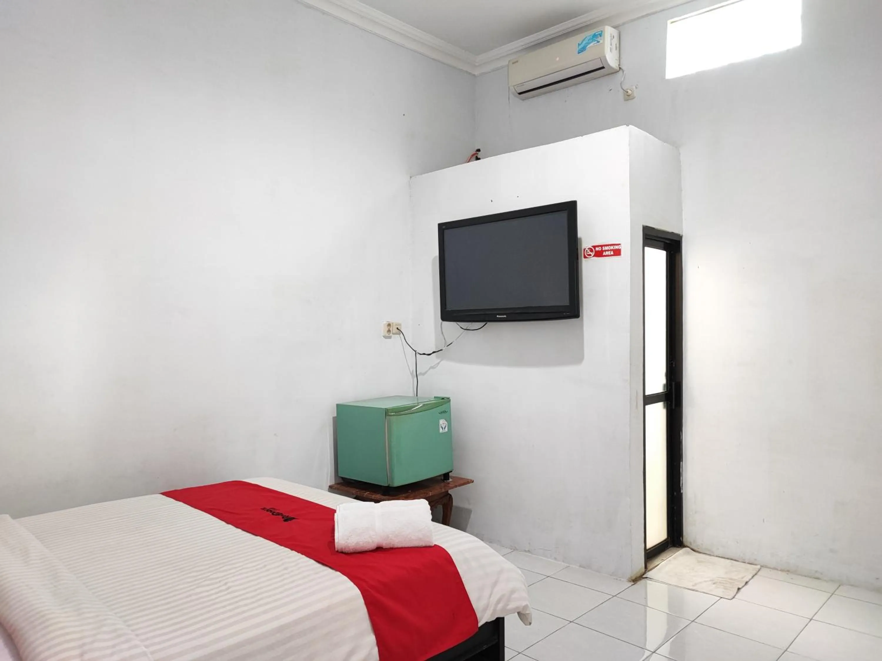 Bedroom, Bed in RedDoorz Syariah near Universitas Batanghari Jambi