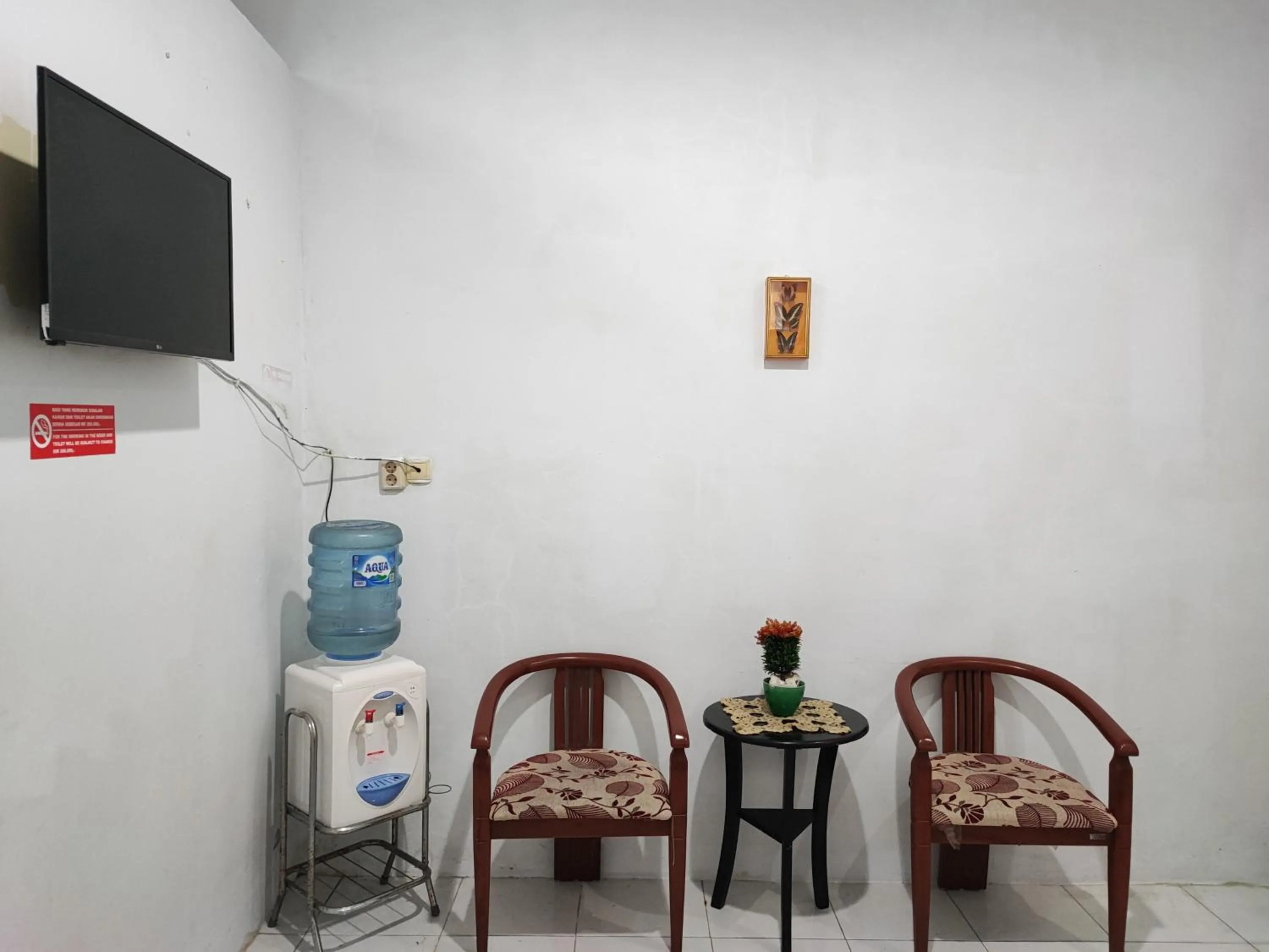 Seating area in RedDoorz Syariah near Universitas Batanghari Jambi