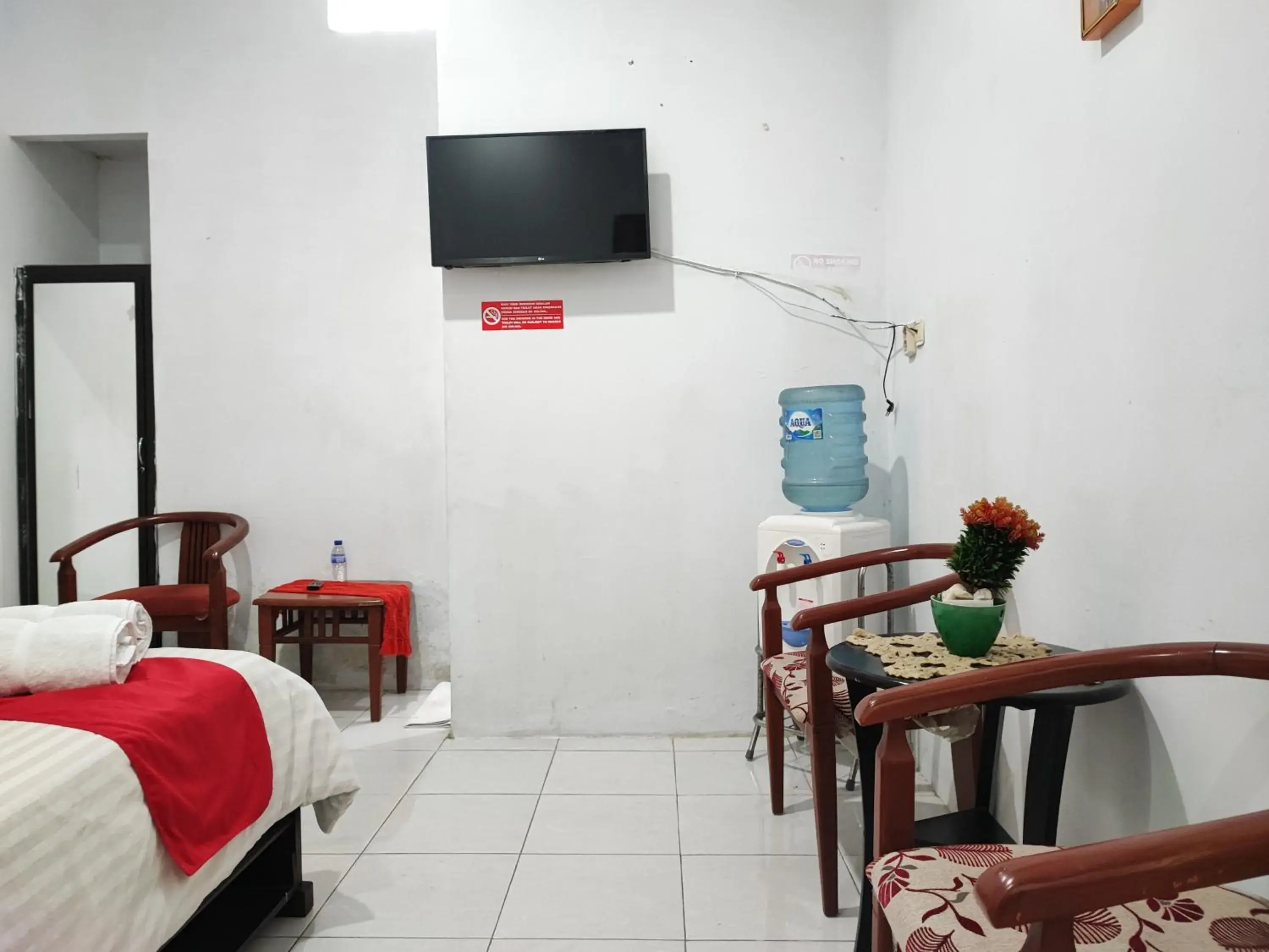 TV and multimedia, Bed in RedDoorz Syariah near Universitas Batanghari Jambi TV and multimedia, Bed in RedDoorz Syariah near Universitas Batanghari Jambi