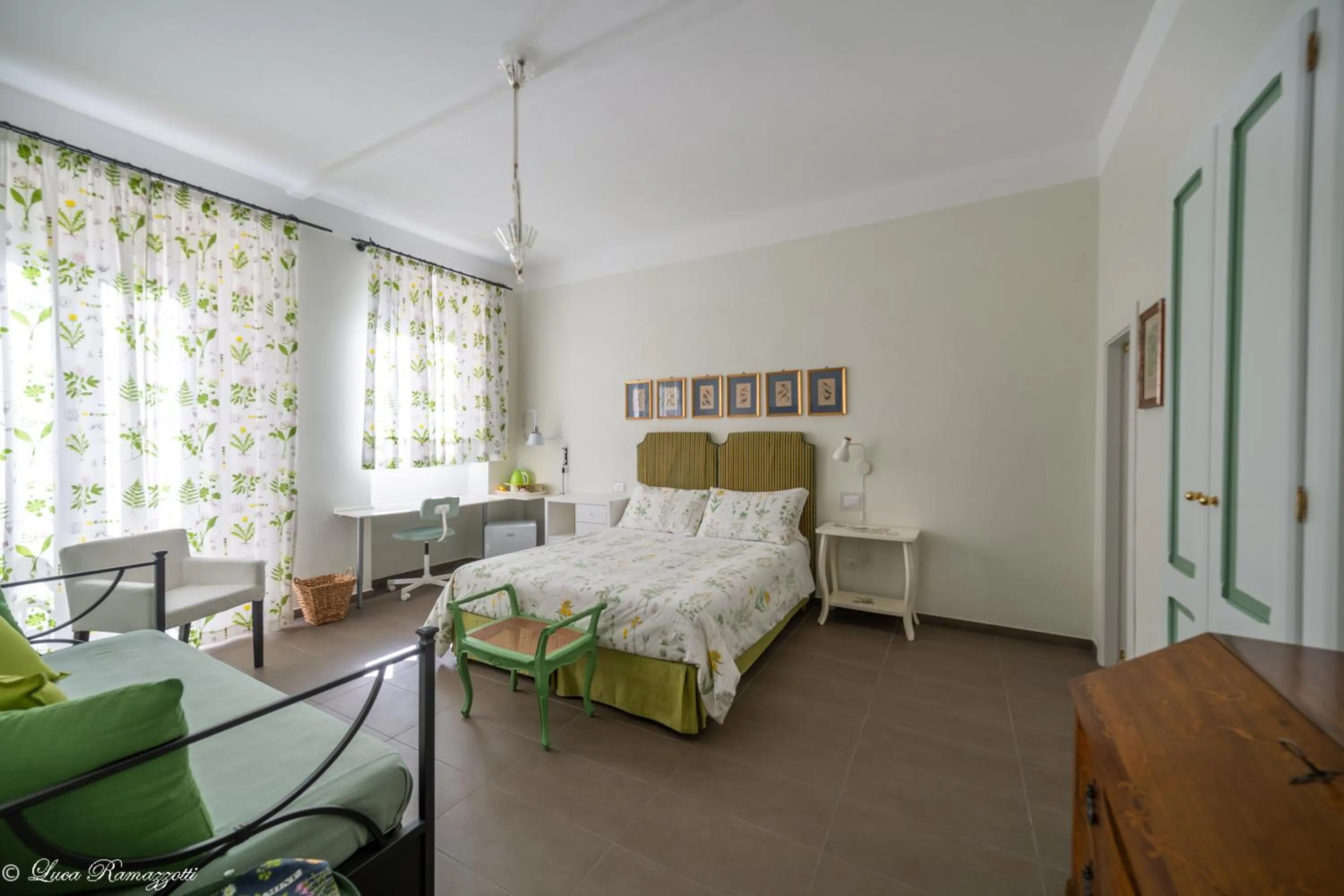 Photo of the whole room, Bed in Janna 'e Mare