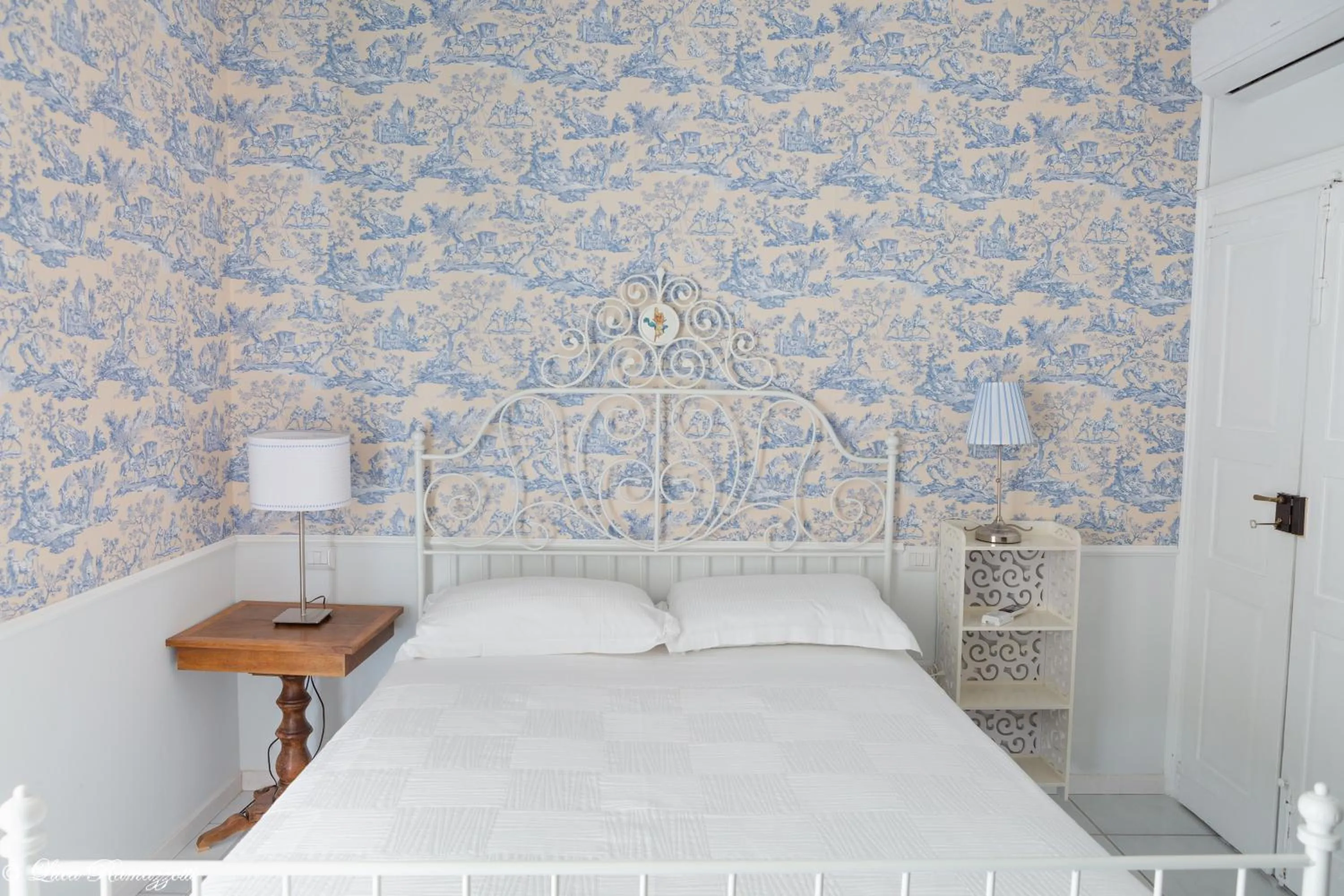 Photo of the whole room, Bed in Janna 'e Mare