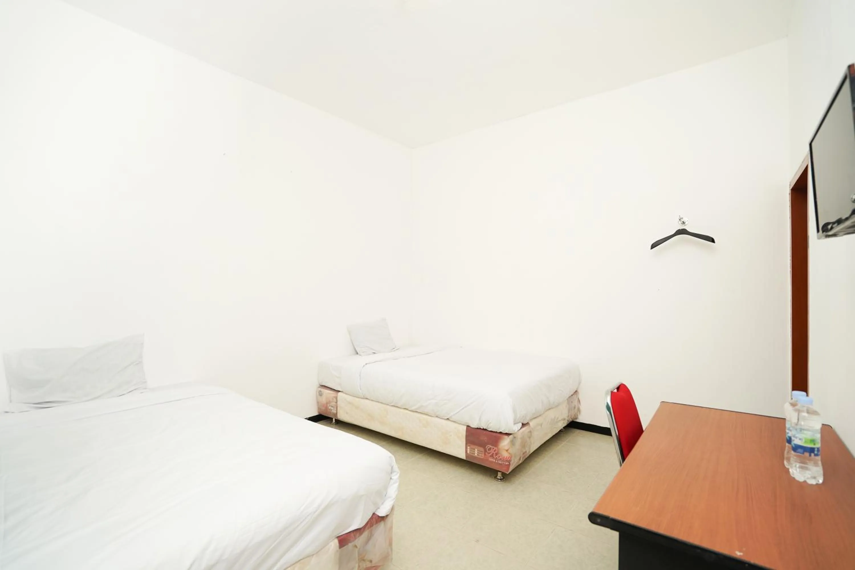 Bedroom, Bed in Merapi Inn Syariah by ecommerceloka