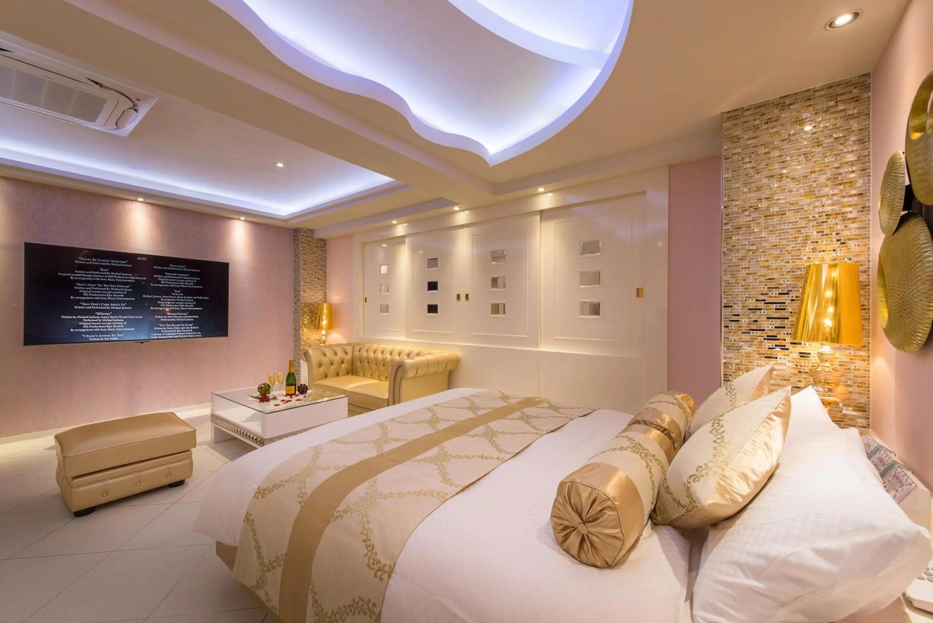 Bed in HOTEL Dior7