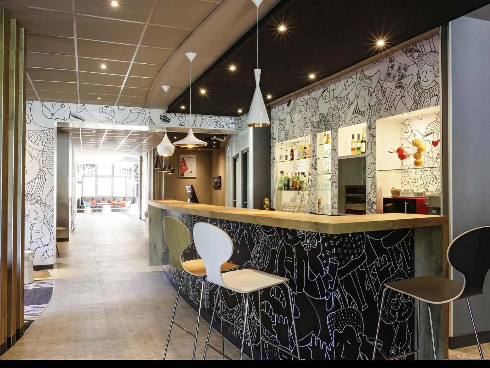 Lounge or bar in ibis Hyeres Centre