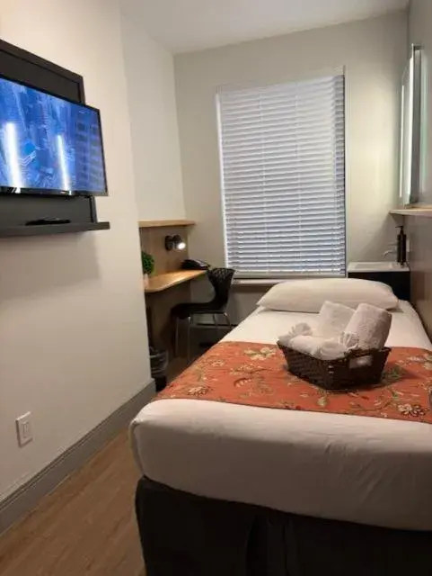 Standard Single Room with Shared Bathroom - single occupancy in Americana Inn Standard Single Room with Shared Bathroom - single occupancy in Americana Inn