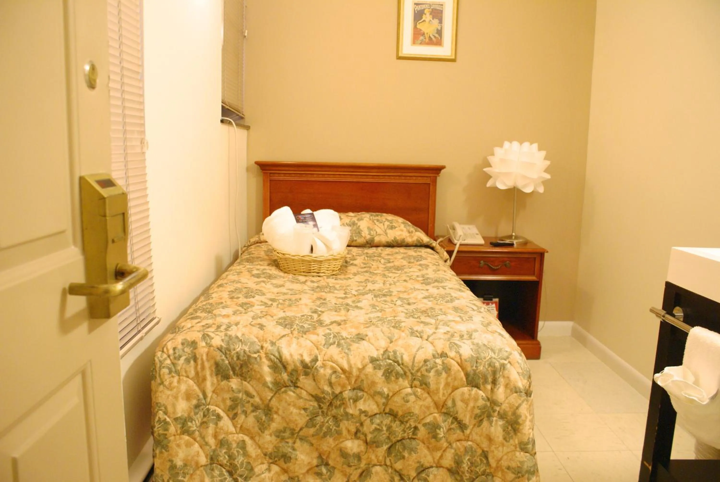 Bed in Americana Inn