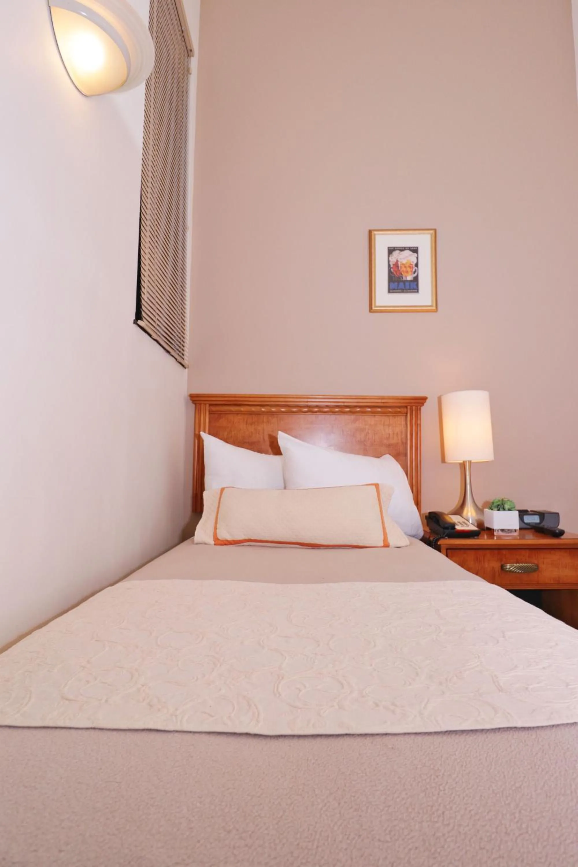 Bed in Americana Inn