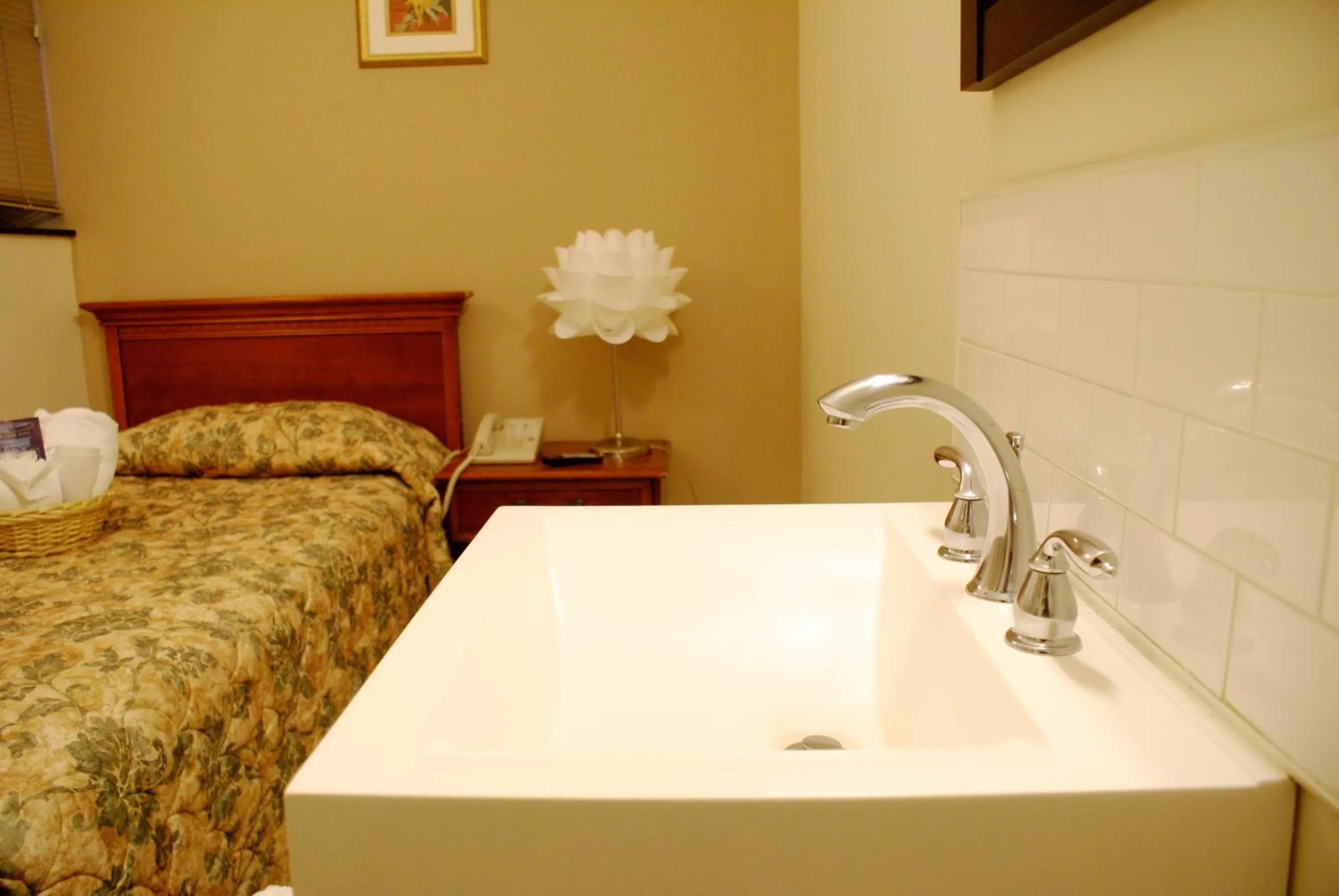 Bed in Americana Inn