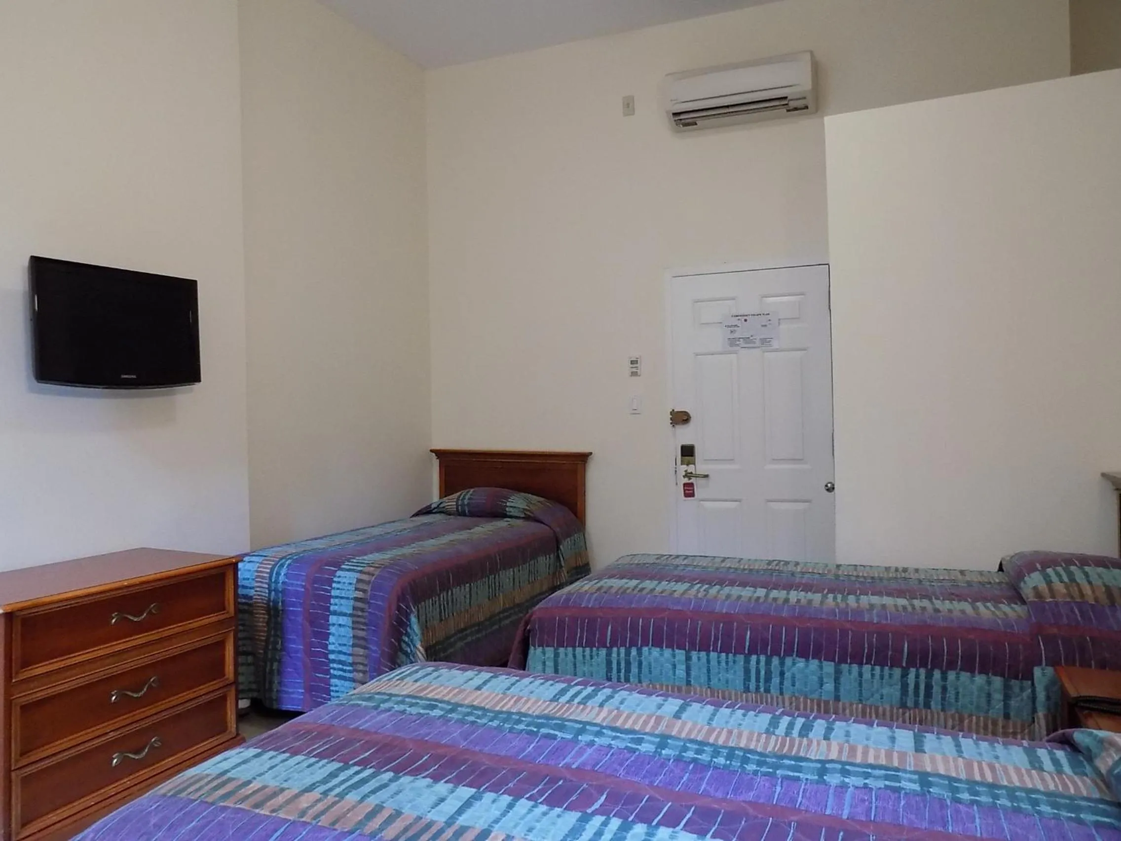 Bed in Americana Inn