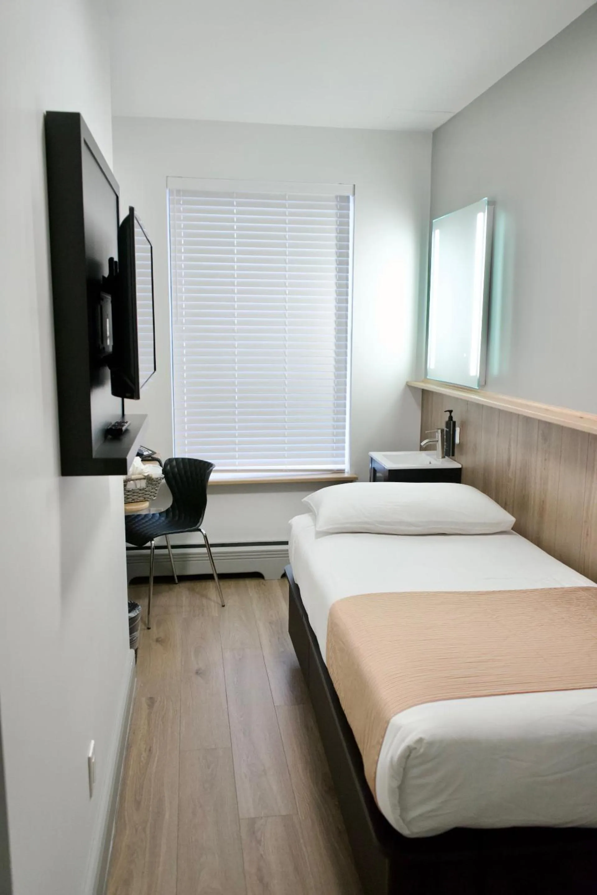 Bed in Americana Inn